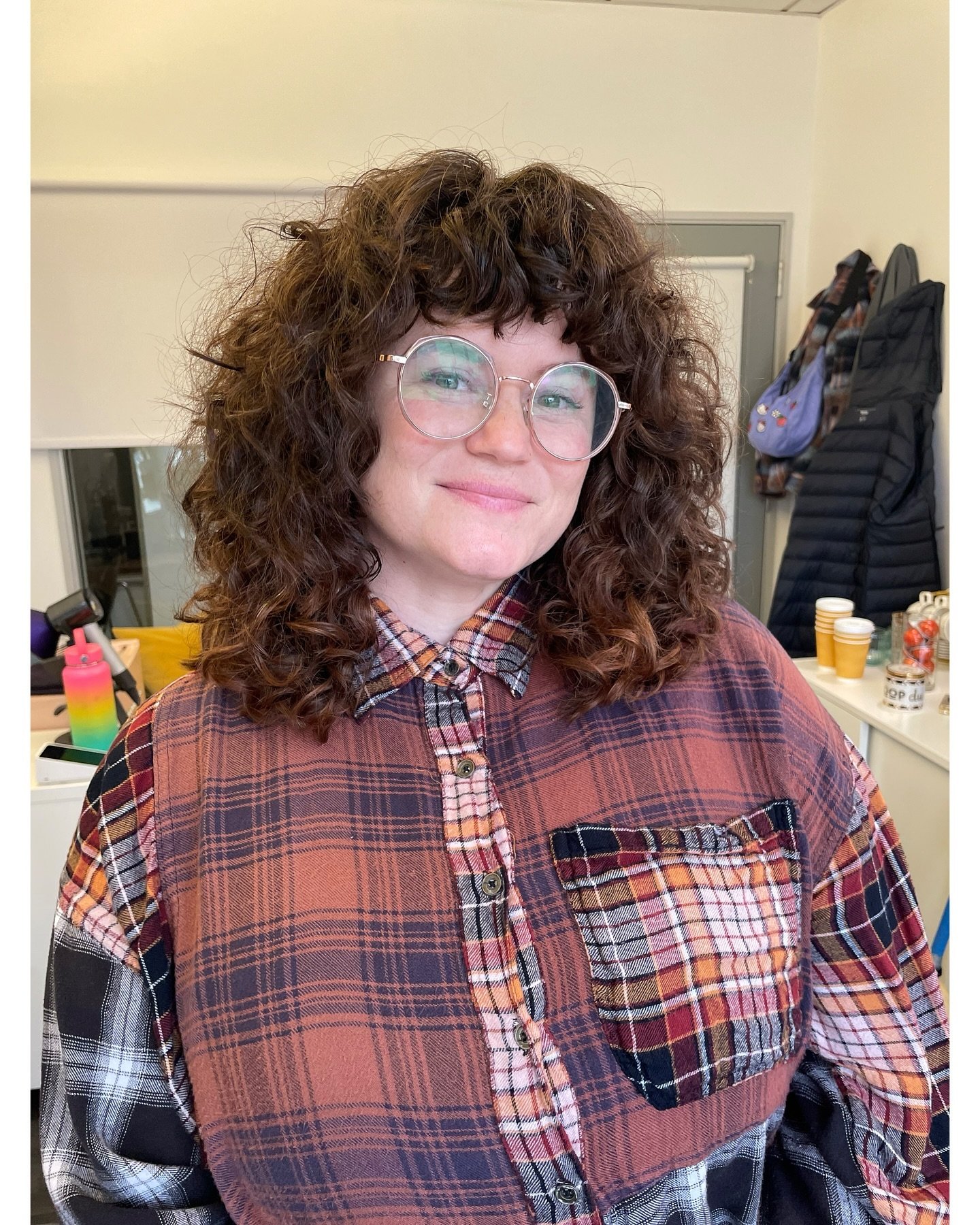 Swipe 👉🏽👉🏽👉🏽 for the before 🙃
new vibe for Babs 💕 I LOVE this length on her.
Thank you for trusting me with your first haircut in a year! 

#haircut #curls #curlyhair #curly #beforeandafter #photo #shorthair #curlycut #la #lahair