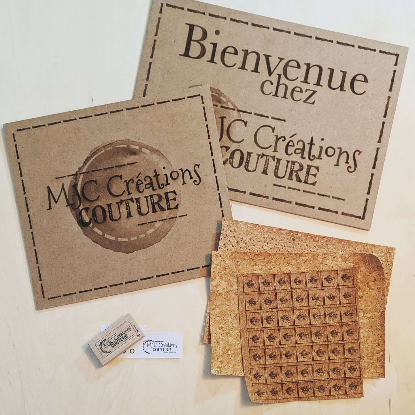 Plusieurs produits d&eacute;montr&eacute;s ici pour l&rsquo;entreprise MJC Cr&eacute;ations couture.
Affiches pour accueillir les clients &agrave; son atelier.
&Eacute;tampes pour faciliter le marquage sur ses emballages.
Impression et d&eacute;co