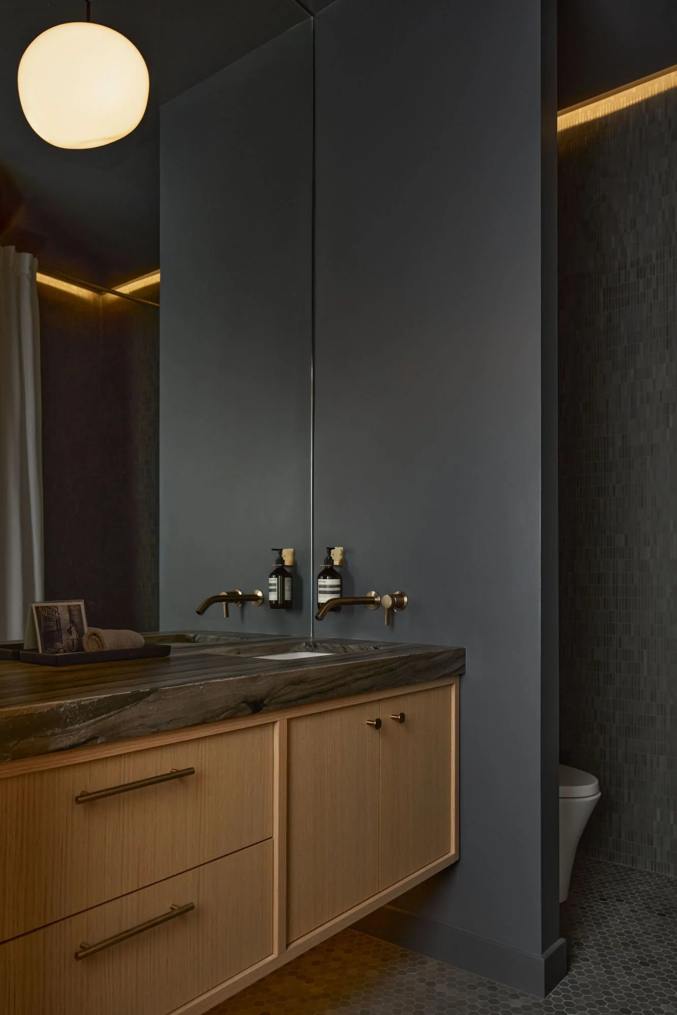 76_PLAAD_PL_RoundThreePhotography_GuestBath.jpg