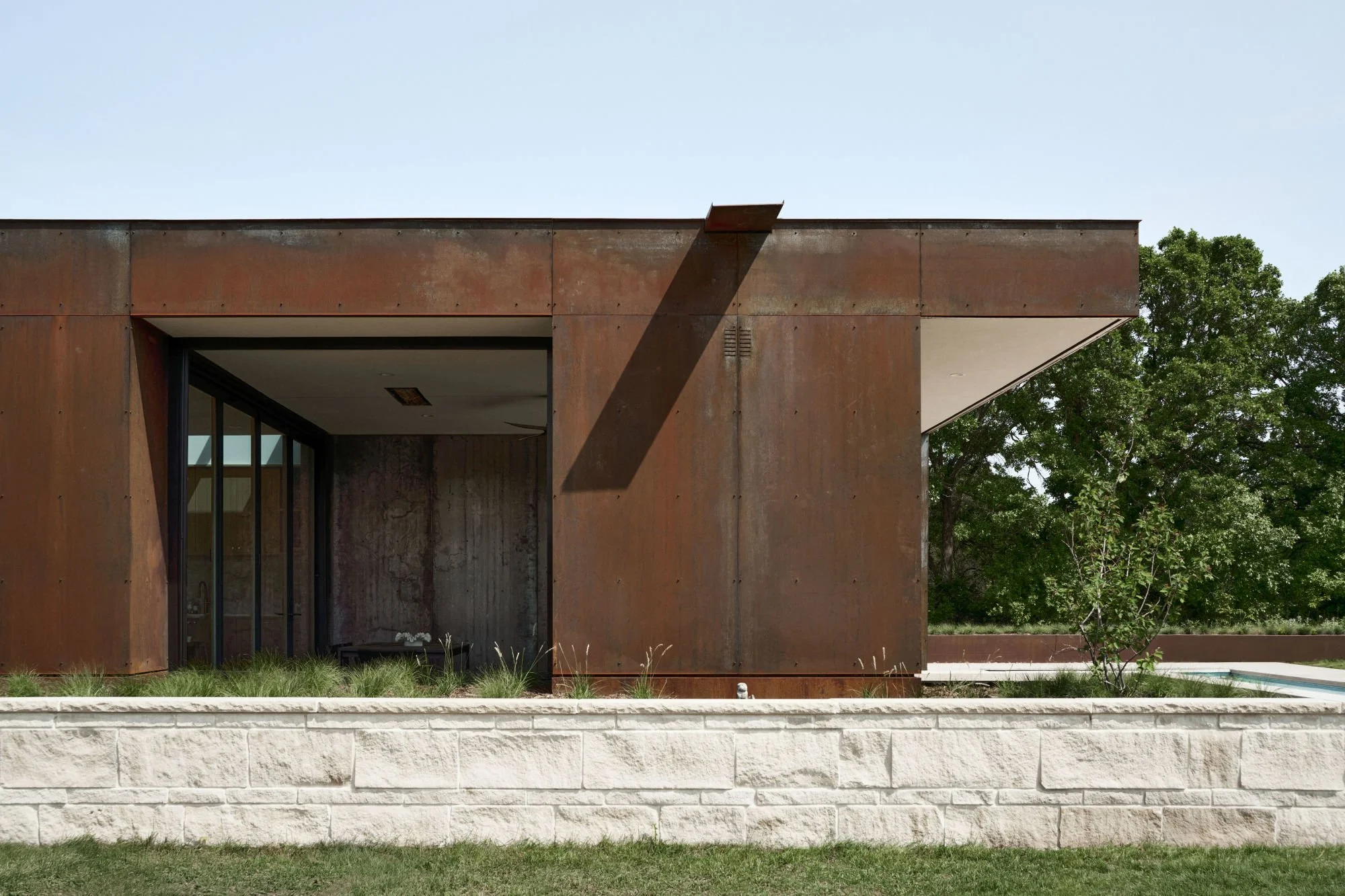 38_PLAAD_PL_RoundThreePhotography_ExteriorPorchPool_DSC9745.jpg