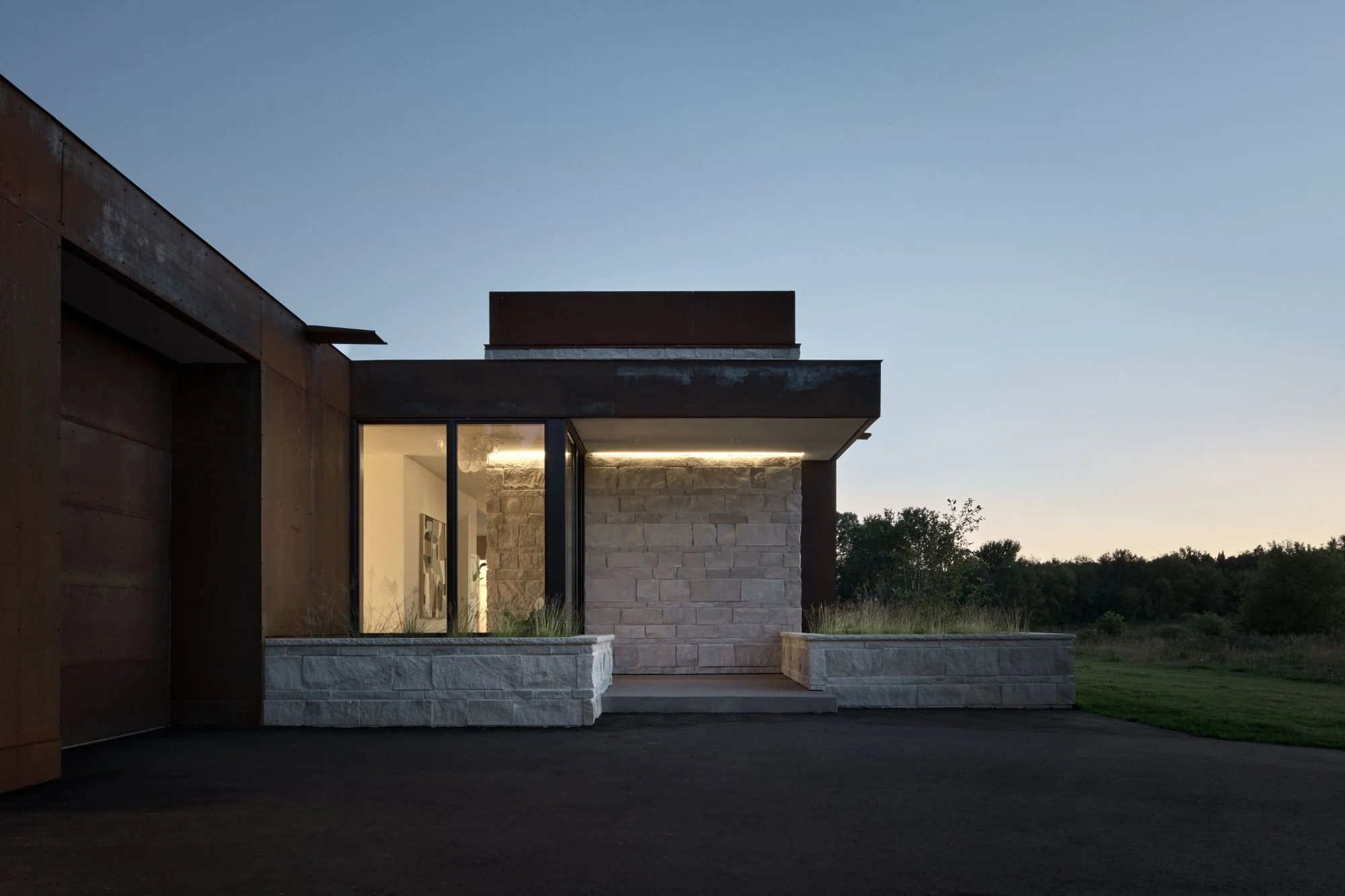 08_PLAAD_PL_RoundThreePhotography_TwilightFrontPorch.jpg