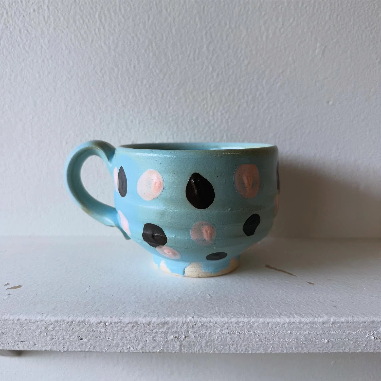 Blue polka dot cup in the Bray Fellowship Exhibition! @archie_bray 

#mugshotmonday #pottery #ceramics #stoneware #slipware #sodafired #sodafiredpottery #contemporaryceramics #potspotspots #dotsdotsdots