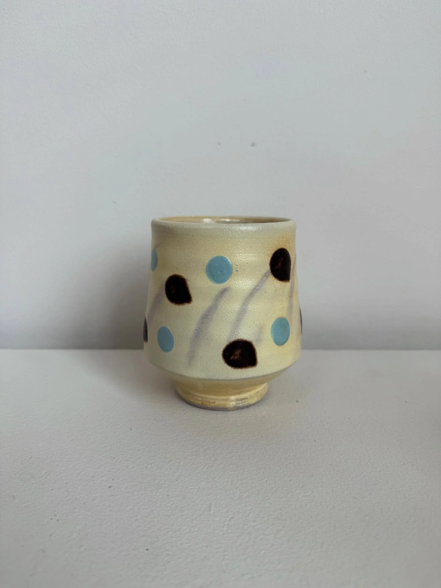 I&rsquo;m loving the warmth and variation of this yellow slip. 💛

#pottery #ceramics #ceramica #keramik #studiopottery #studiopotter #potteryofinstagram #potteryart #potterylove #interiordesign #porcelain #stoneware #slipware #sodafired #sodafiredpo