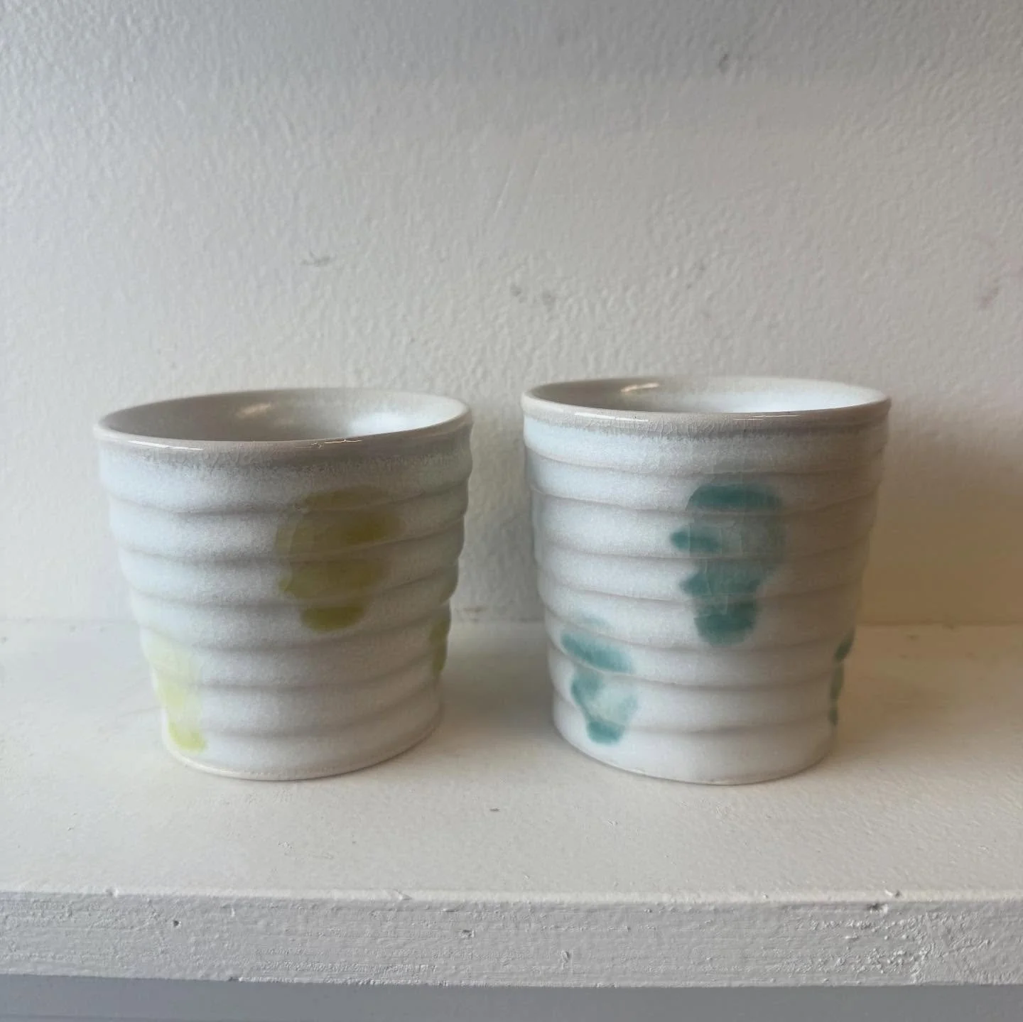 Sippers/glaze tests plus a cup I&rsquo;ve been enjoying 

The camera on my phone thinks these footed cups are flowers. Is it the form, or the colors? Something to ponder&hellip;

#pottery #ceramics #sodafired #satinglaze #contemporaryceramics @archie
