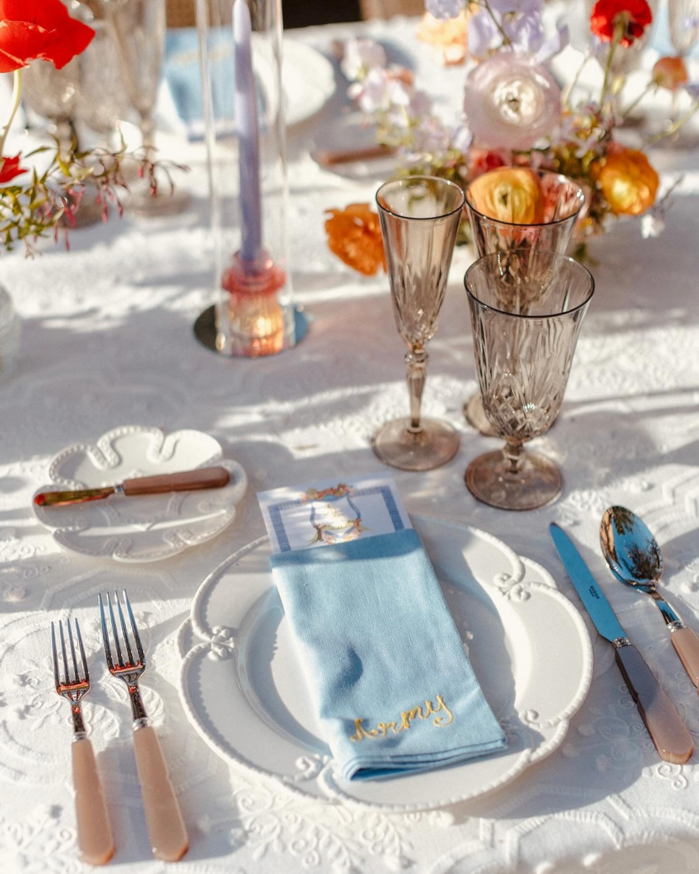Embroidered napkins as place settings for this gorgeous wedding tablescape! 

Can&rsquo;t wait to share more of the custom embroidery we did for Alice + Alex&rsquo;s special day.