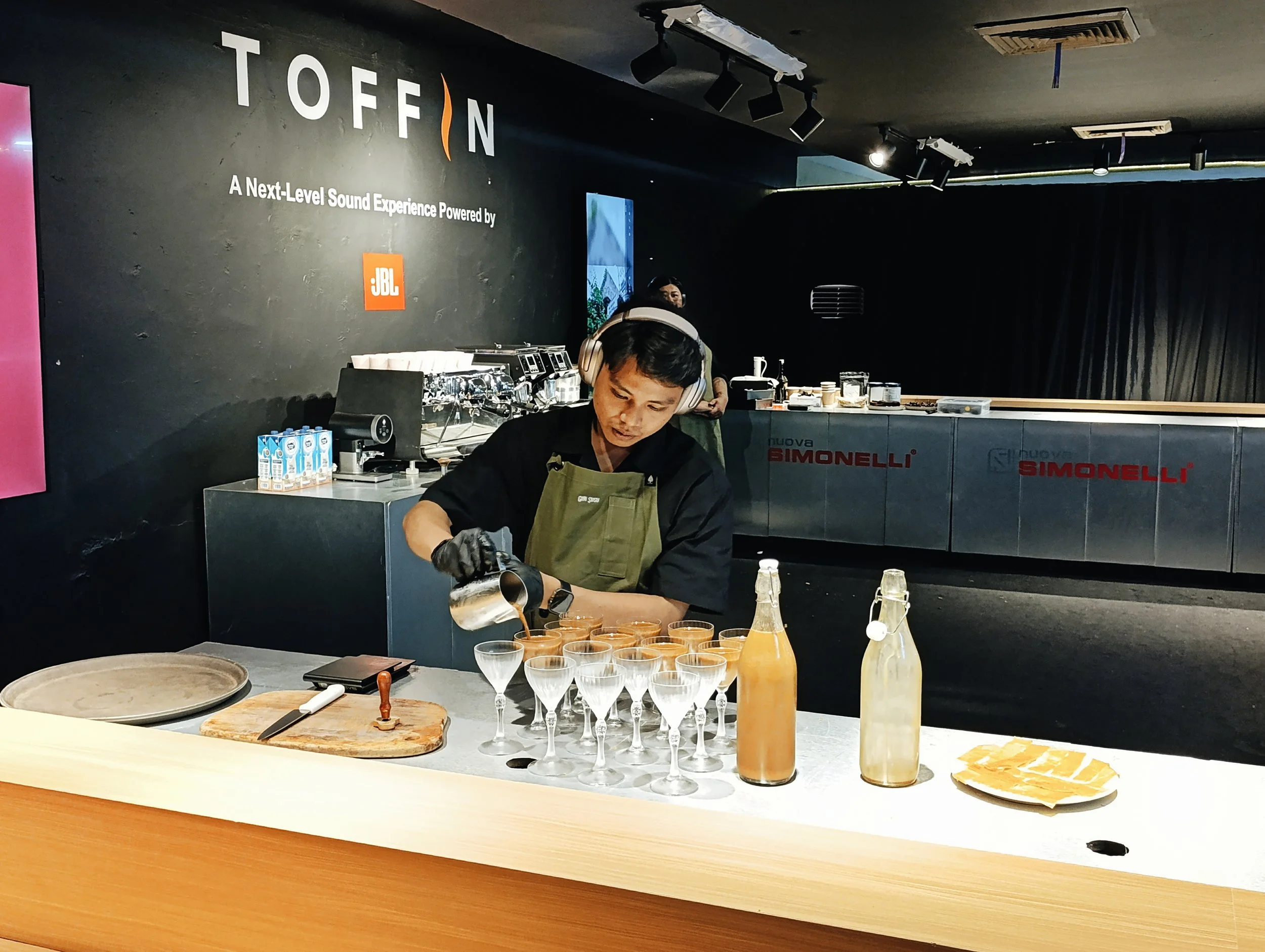 Gigi Susu Toffin Booth Camp - Valentino