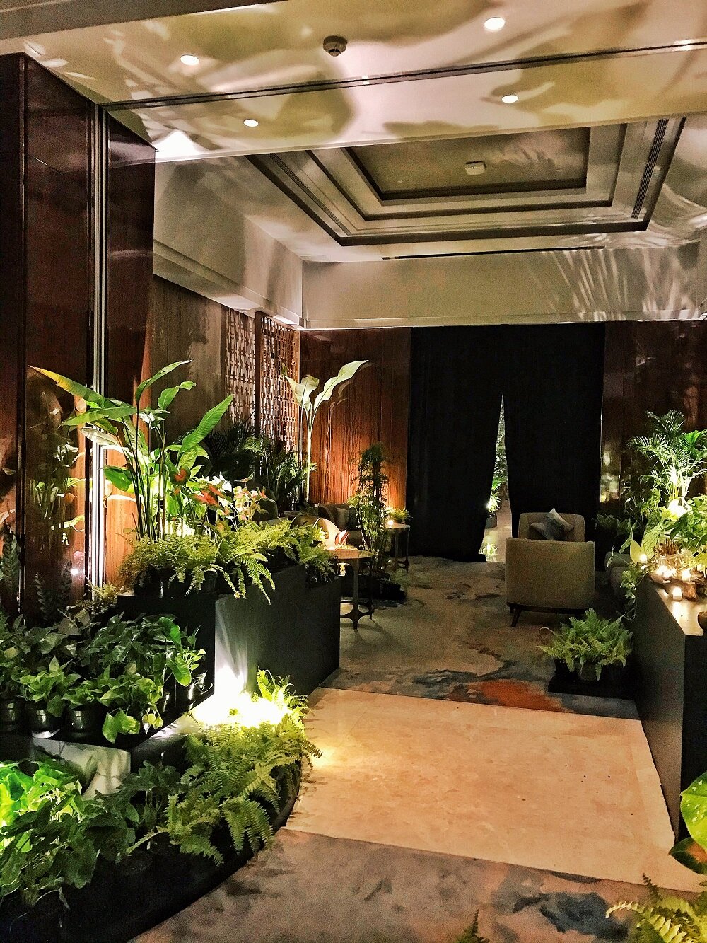 The Dining Room di Hotel Raffles Jakarta disulap menjadi hutan khusus untuk event Locavore NOW | Foto: Natasha Lucas