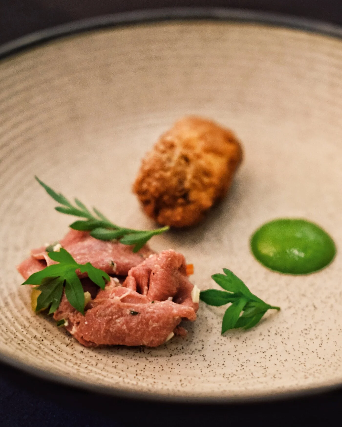 Beef heart pastrami dan otak sapi disajikan dengan saus gribiche ala Locavore NOW | Foto: Natasha Lucas