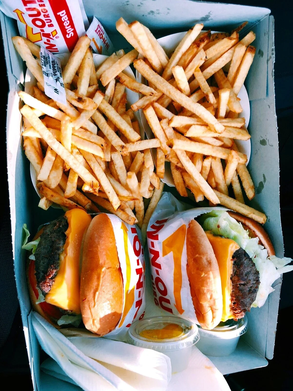 Dengan waktu 20 menit untuk makan, fast food saja memerlukan setidaknya tiga sampai lima menit untuk memesan. Apalagi warung makan kaki lima yang memasak makanannya satu persatu seperti sate dan nasi goreng. | Foto oleh Unsplash.