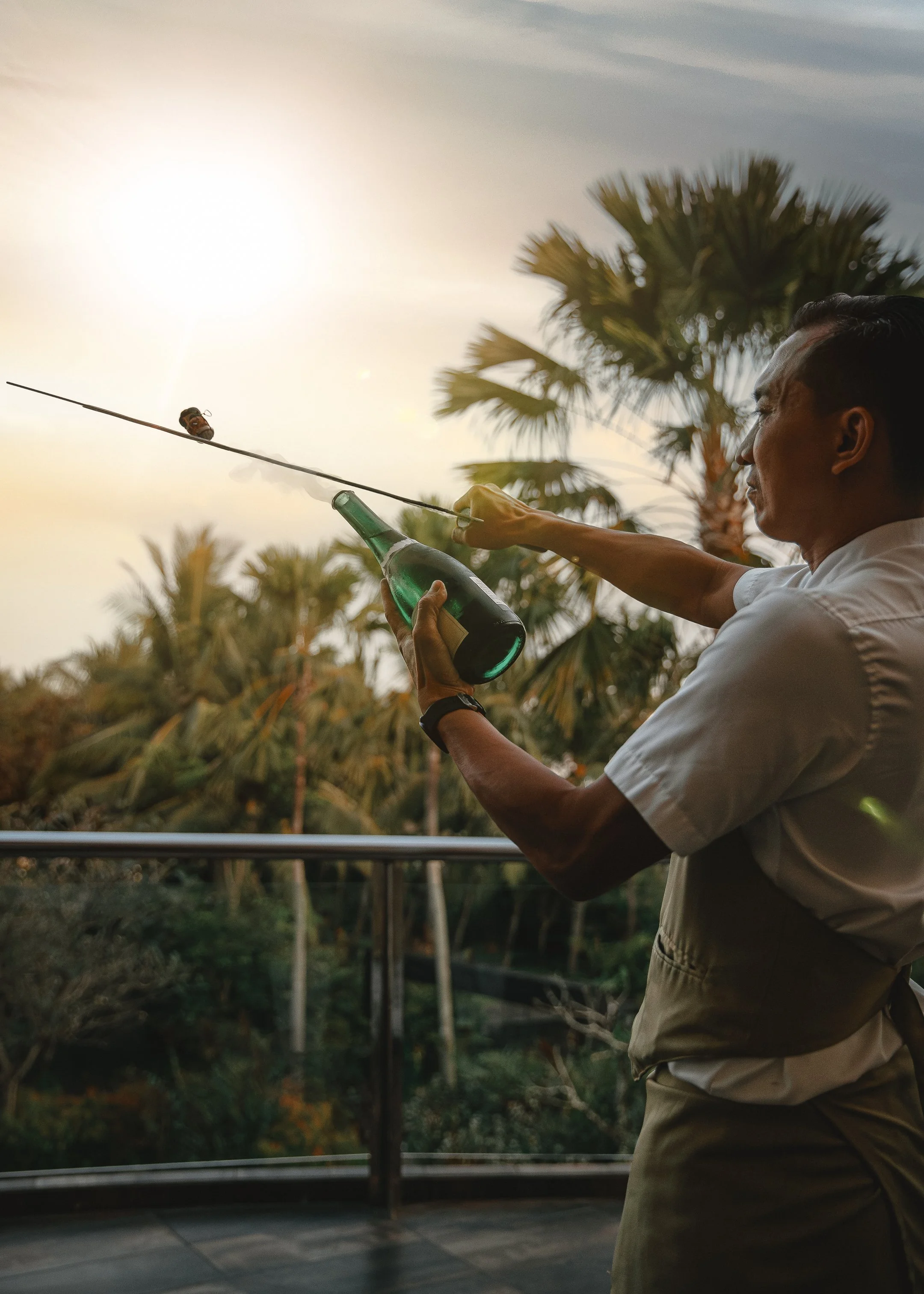 Ritual Sabrage yang legendaris menuju malam di The St. Regis Bar