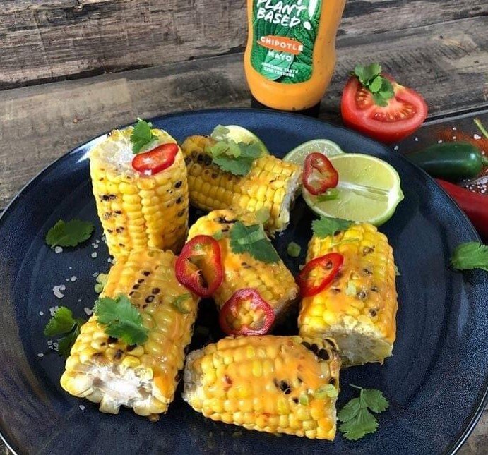 HOT &lsquo;N&rsquo; SPICY MEXICAN STREET CORN

Corn on the cob seasoned with cayenne pepper, spiced oil draped in chipotle mayo and dressed with fresh coriander and a wedge of lime.

For more recipes check out our Website :)

https://www.itsonlyplant