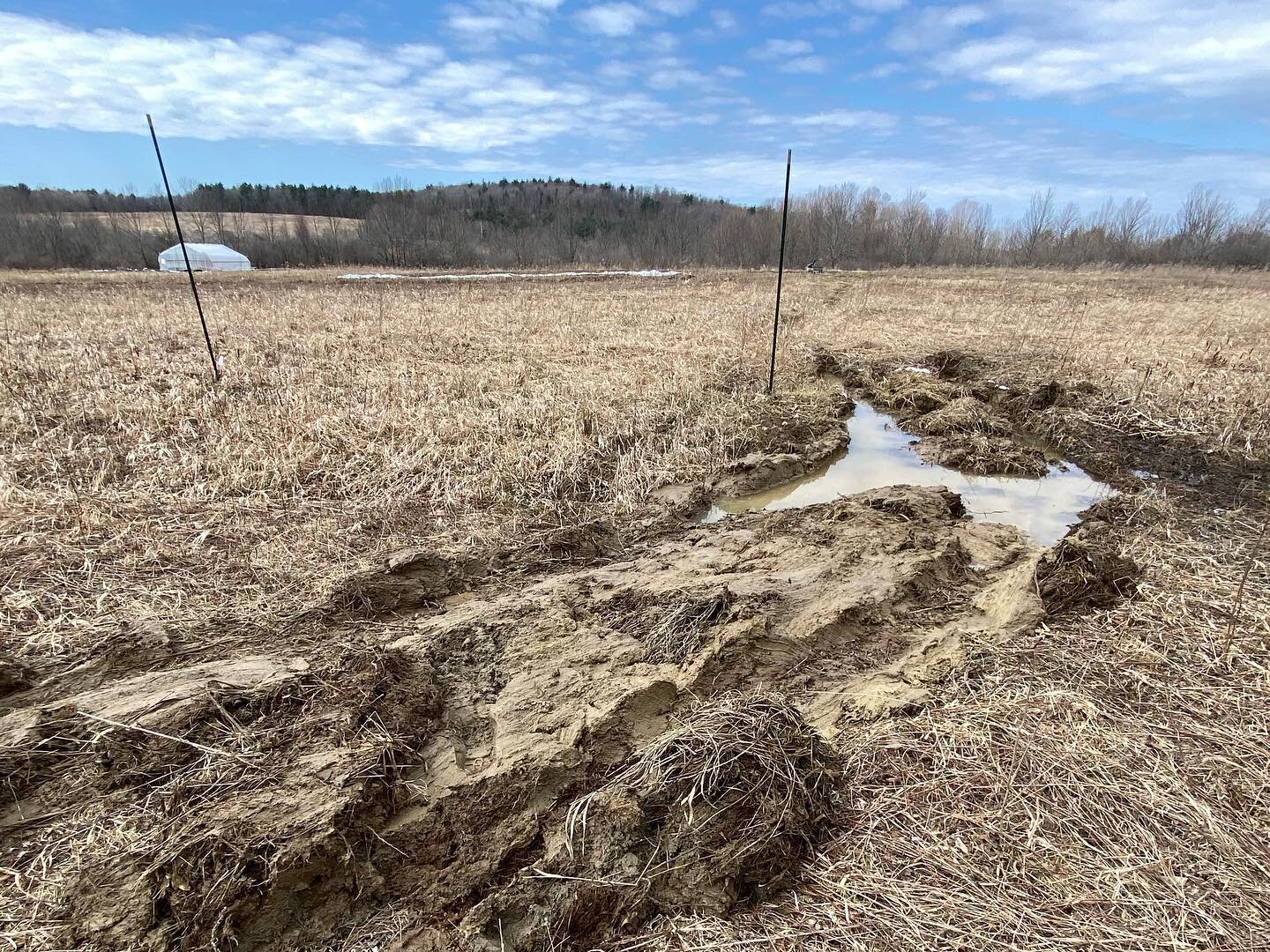 Look at this crime scene 😱 After slipping deeply into the mud this winter, our beloved truck got frozen into the field&hellip; we had to leave him alone for months, waiting for things to melt.. and eventually things melted but two different towing c