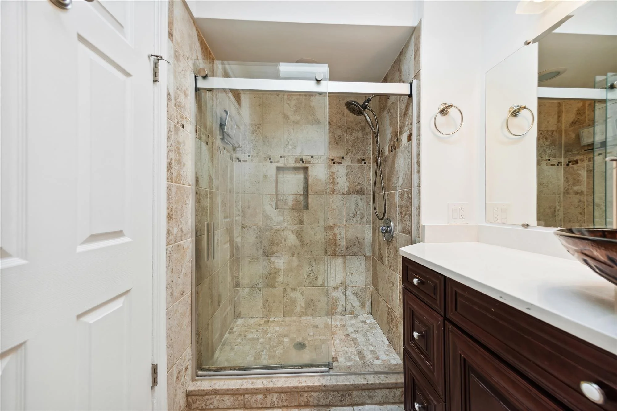 upper level-shower-_dsc3550.jpg