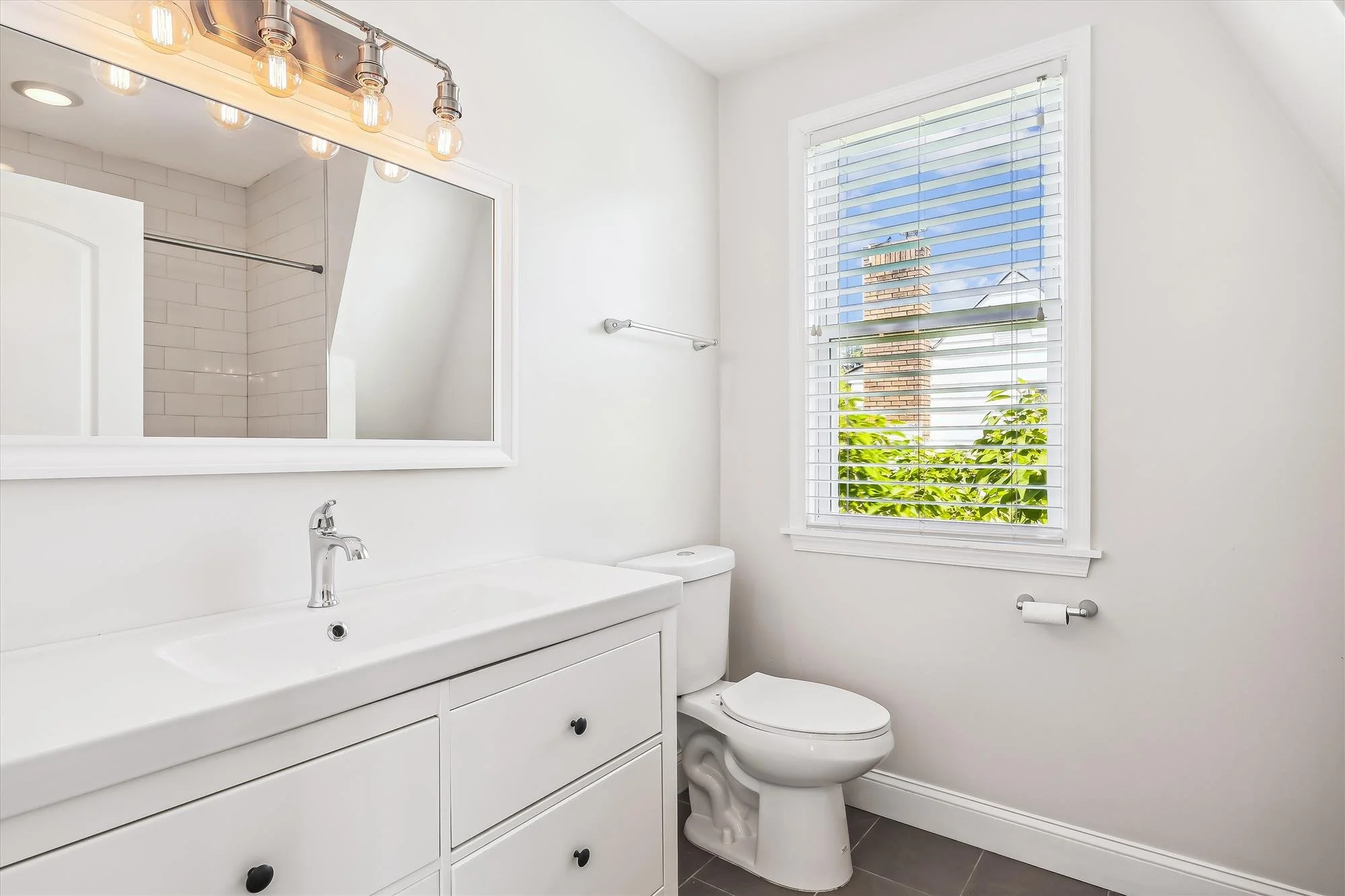 upper level-bath-a2910.jpg