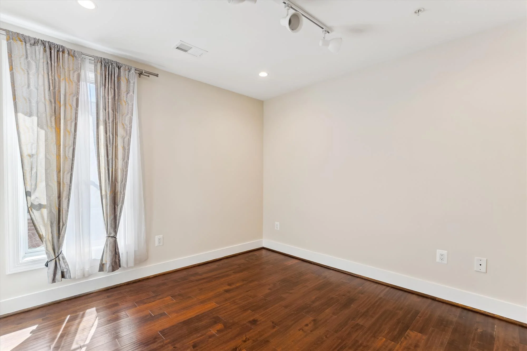 main level-primary bedroom-613a5663.jpg