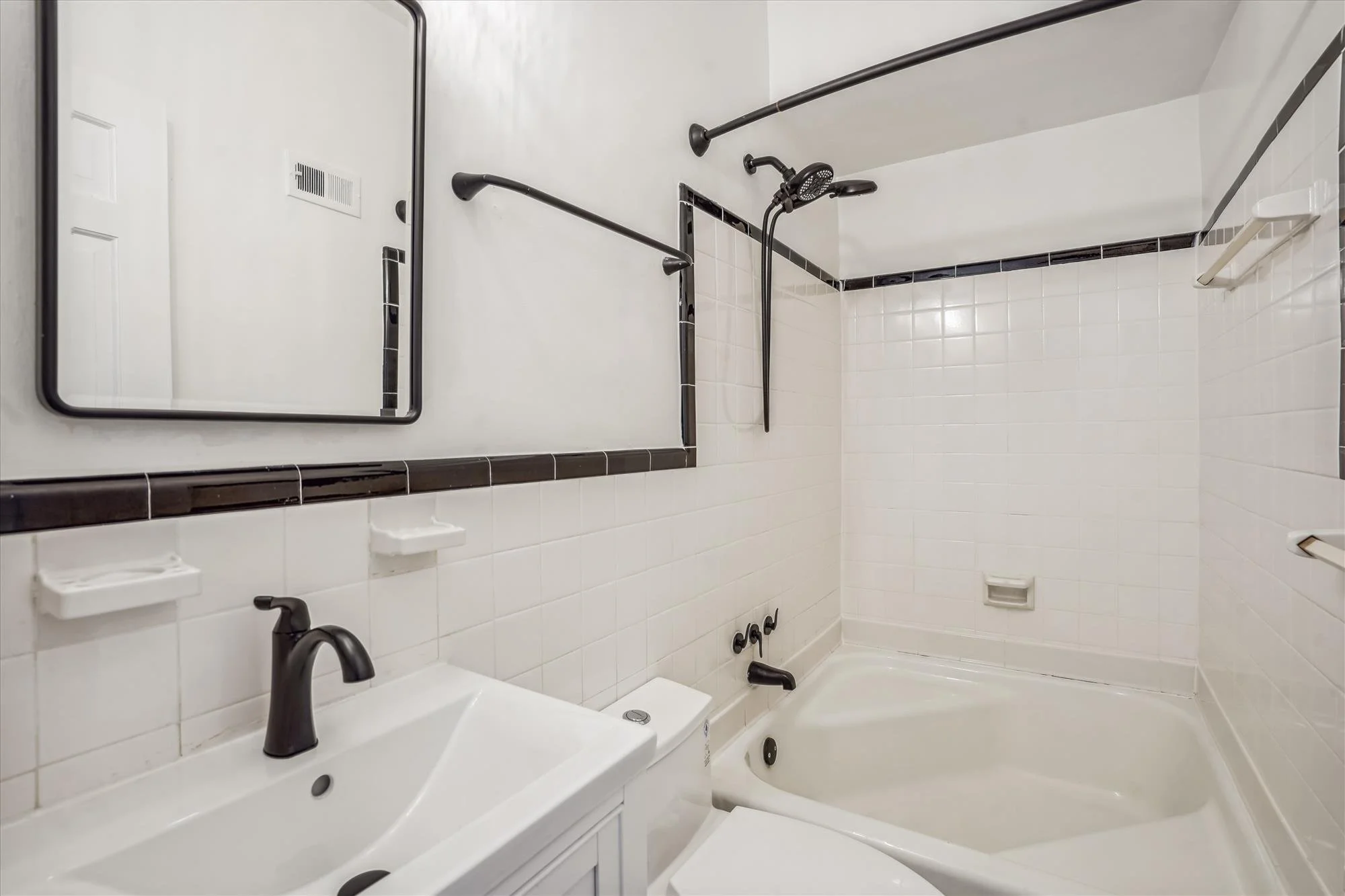 unit b-upper level-bath-_dsc0941.jpg