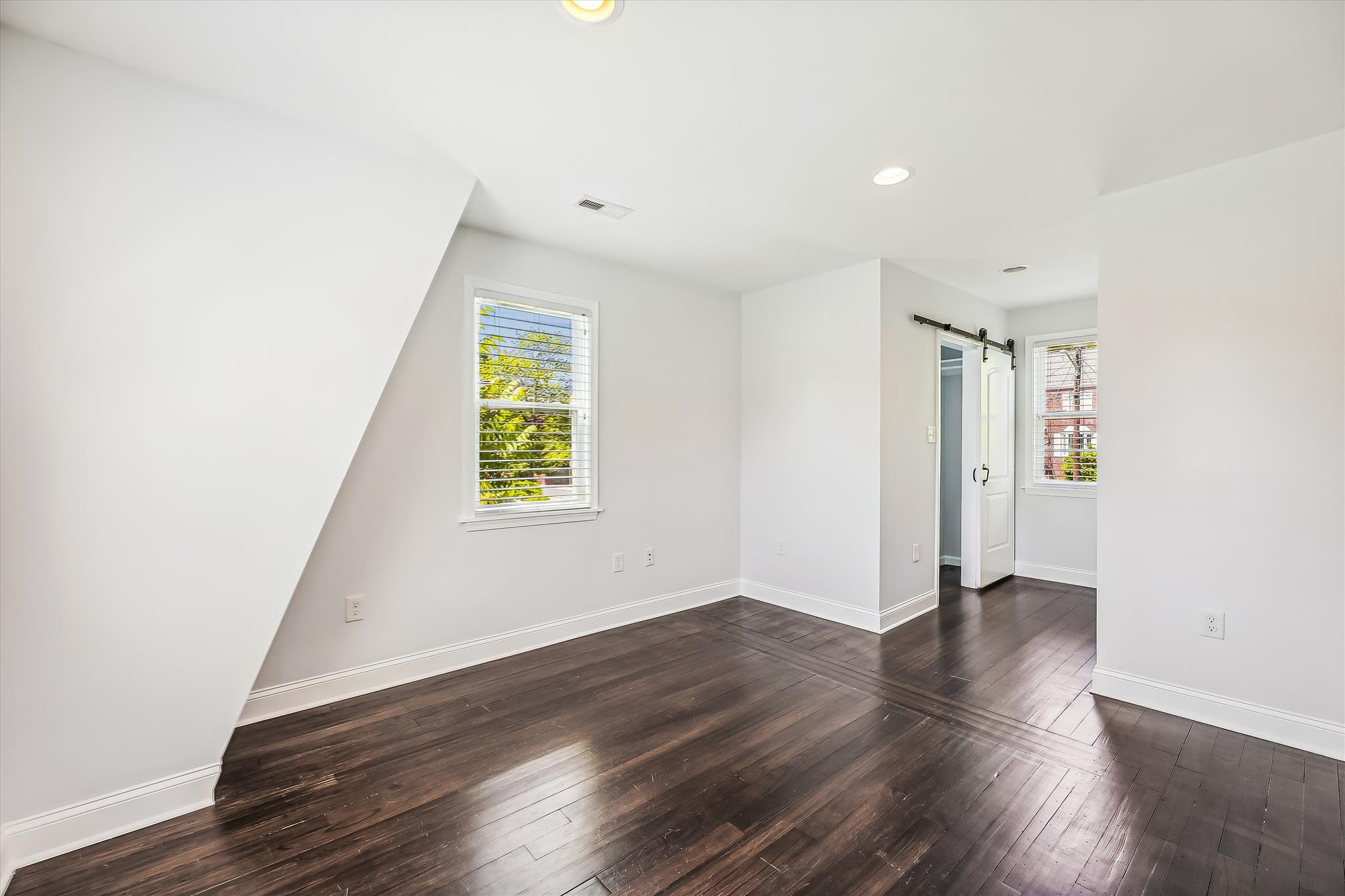 upper level-primary bedroom-a2875.jpg