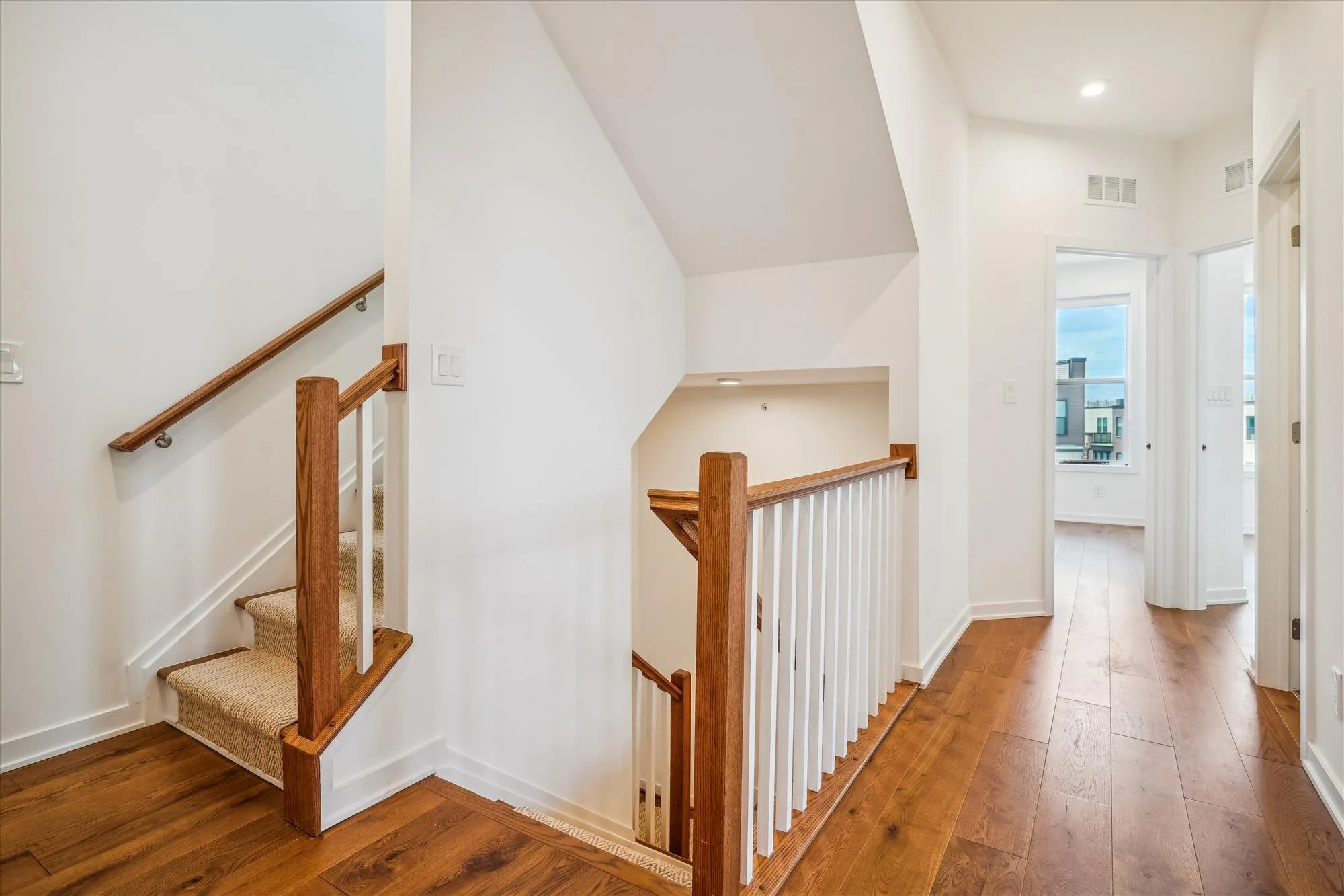 upper level-hallway-_glm0086.jpg