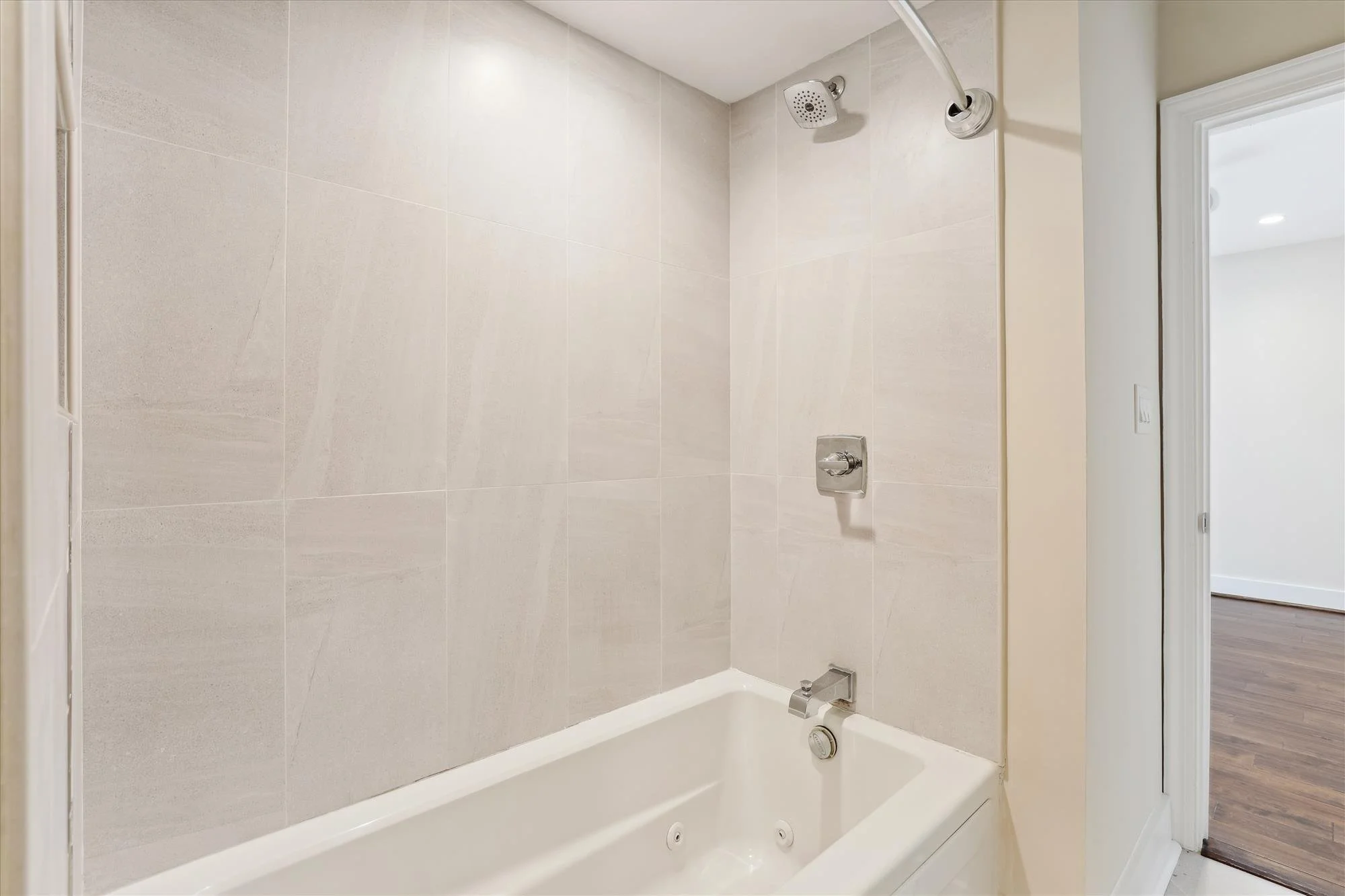 main level-primary bath-613a5683.jpg