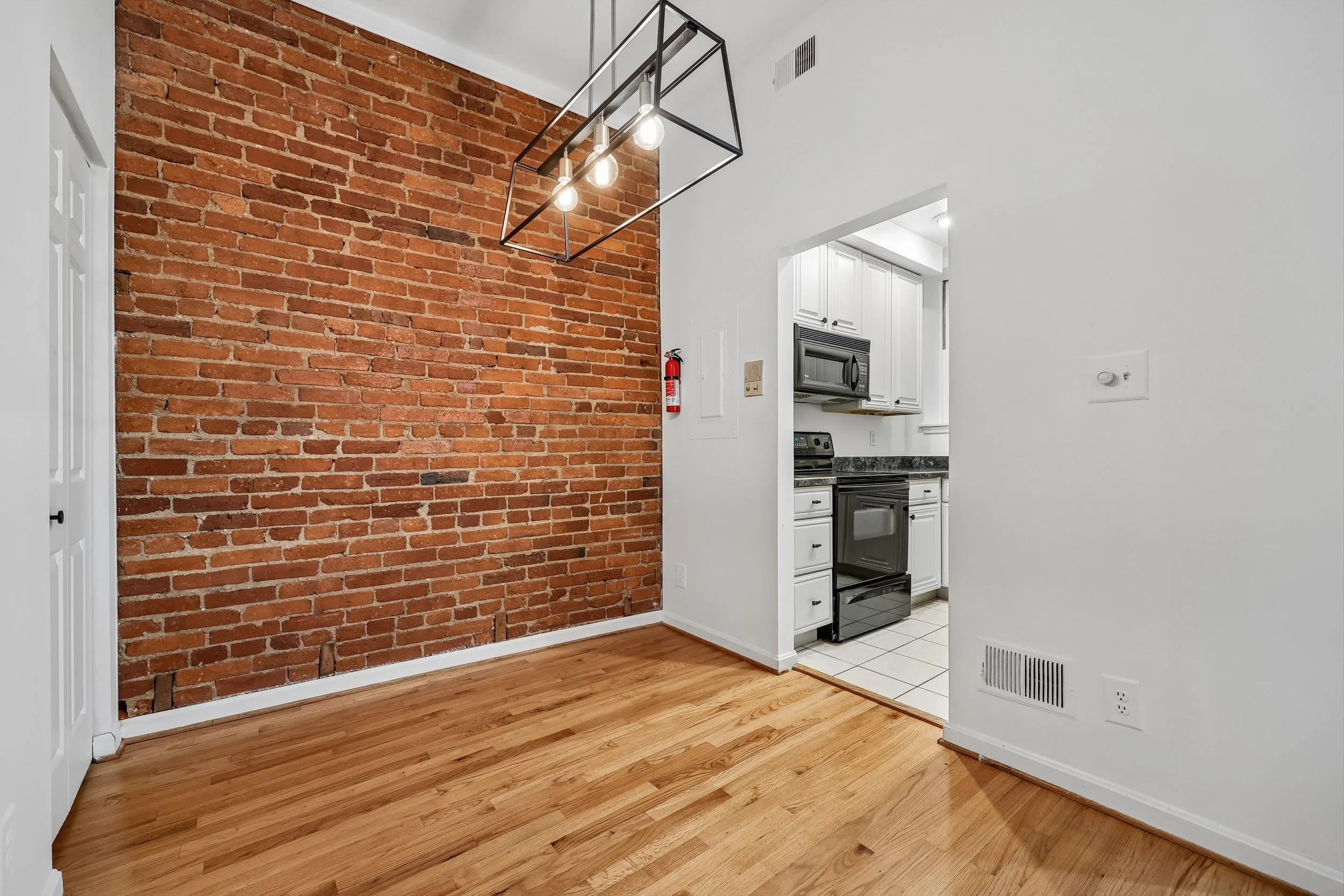 04-Dining Room.jpg