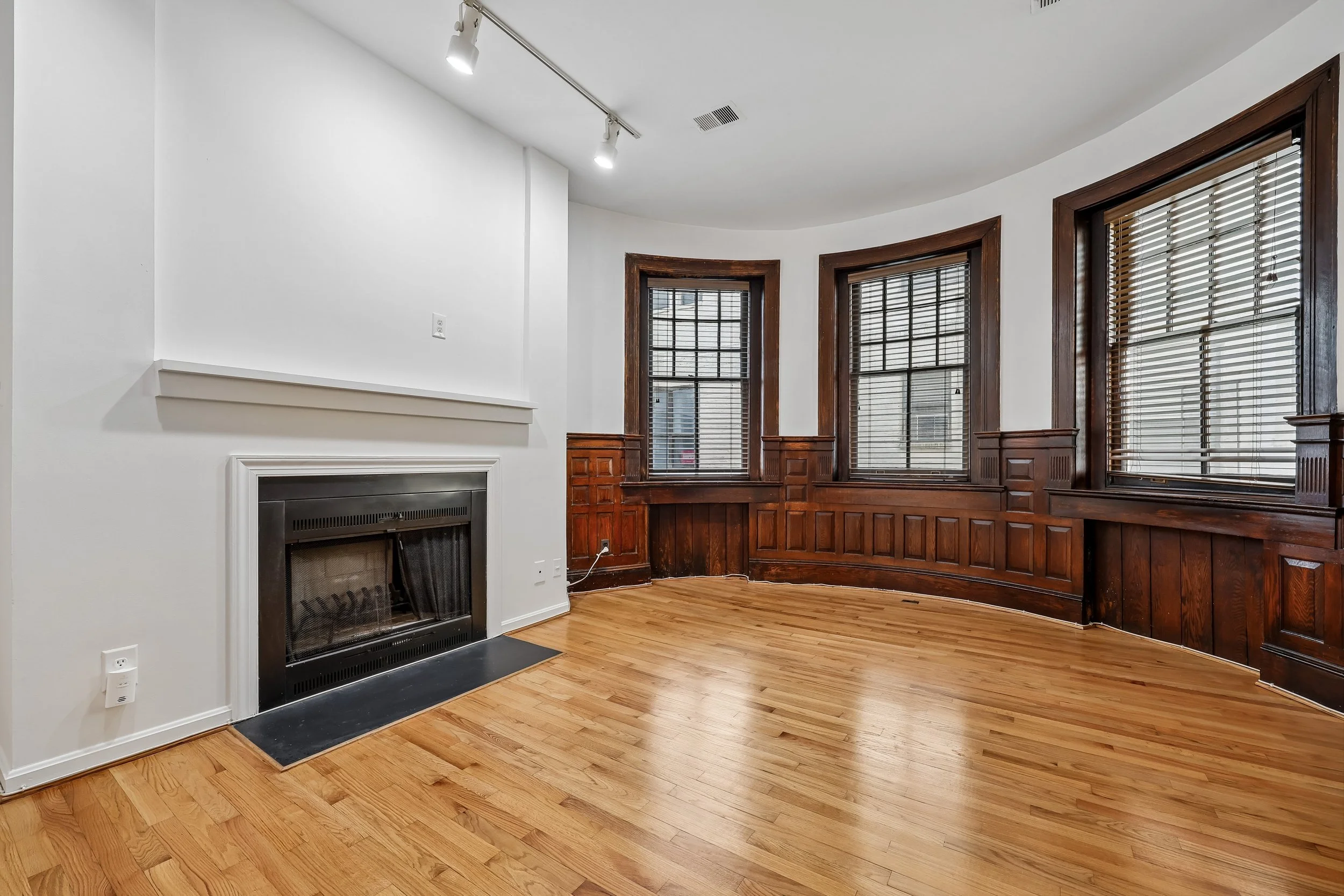 06-Living Room.jpg