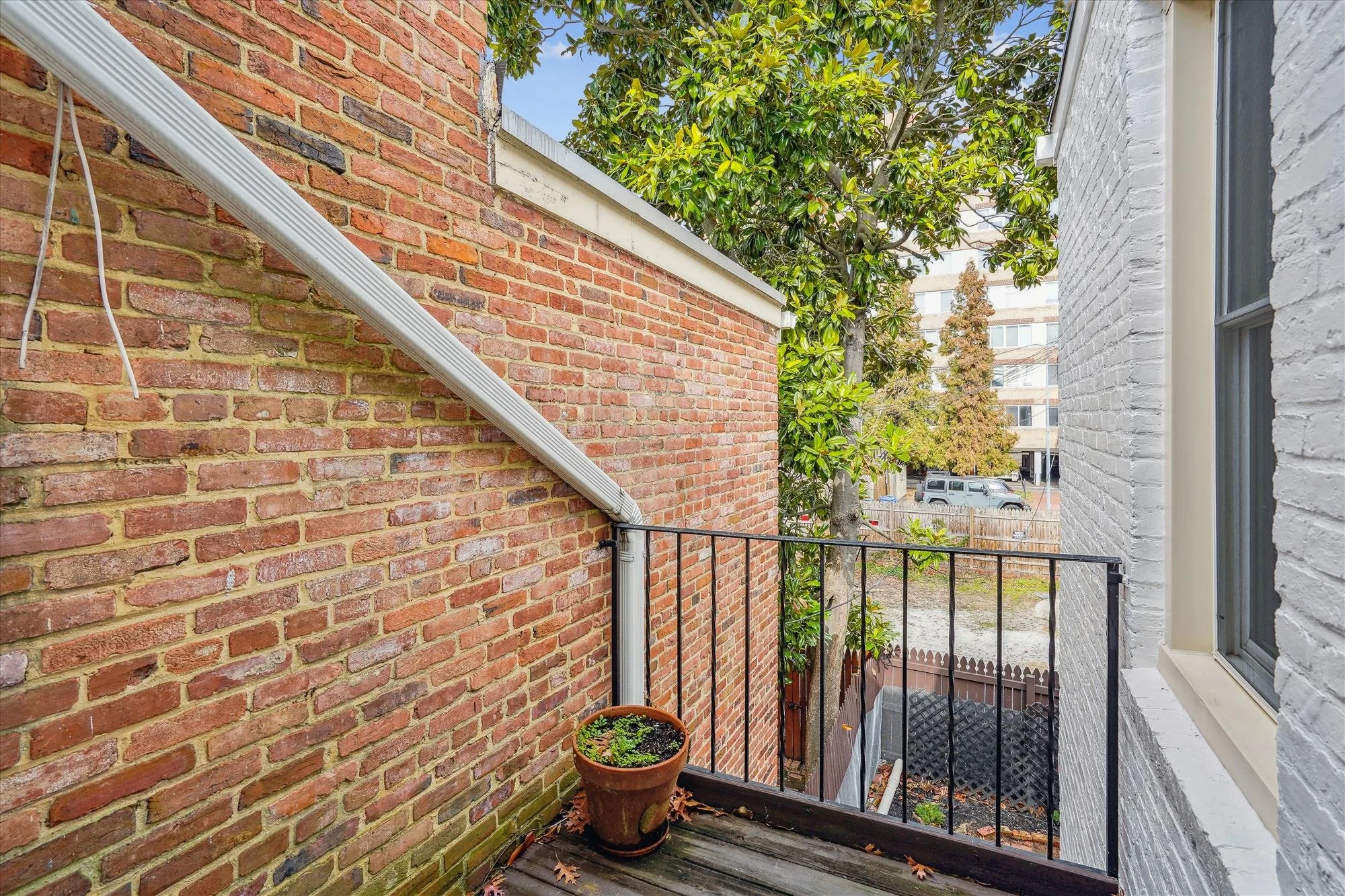 unit b-upper level-balcony-_dsc1001.jpg