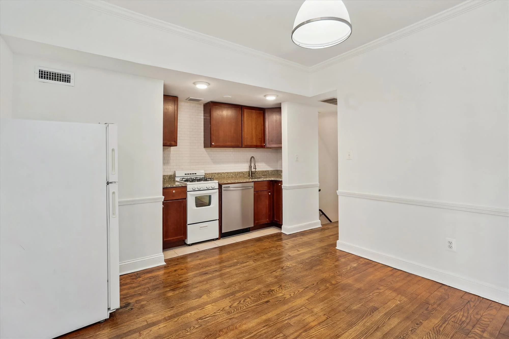 unit b-upper level-living room-_dsc0976.jpg