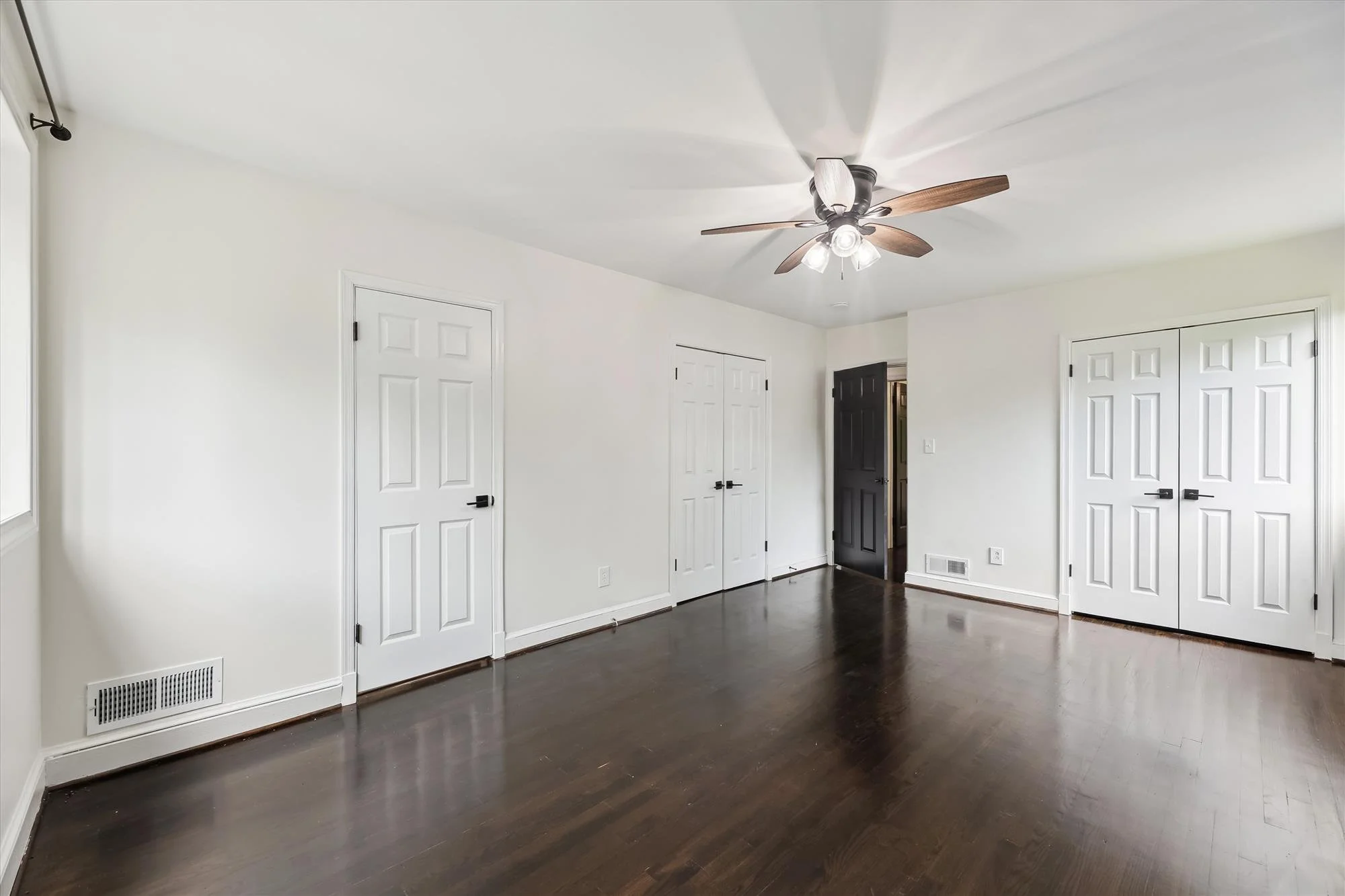 main level-primary bedroom-a9554.jpg