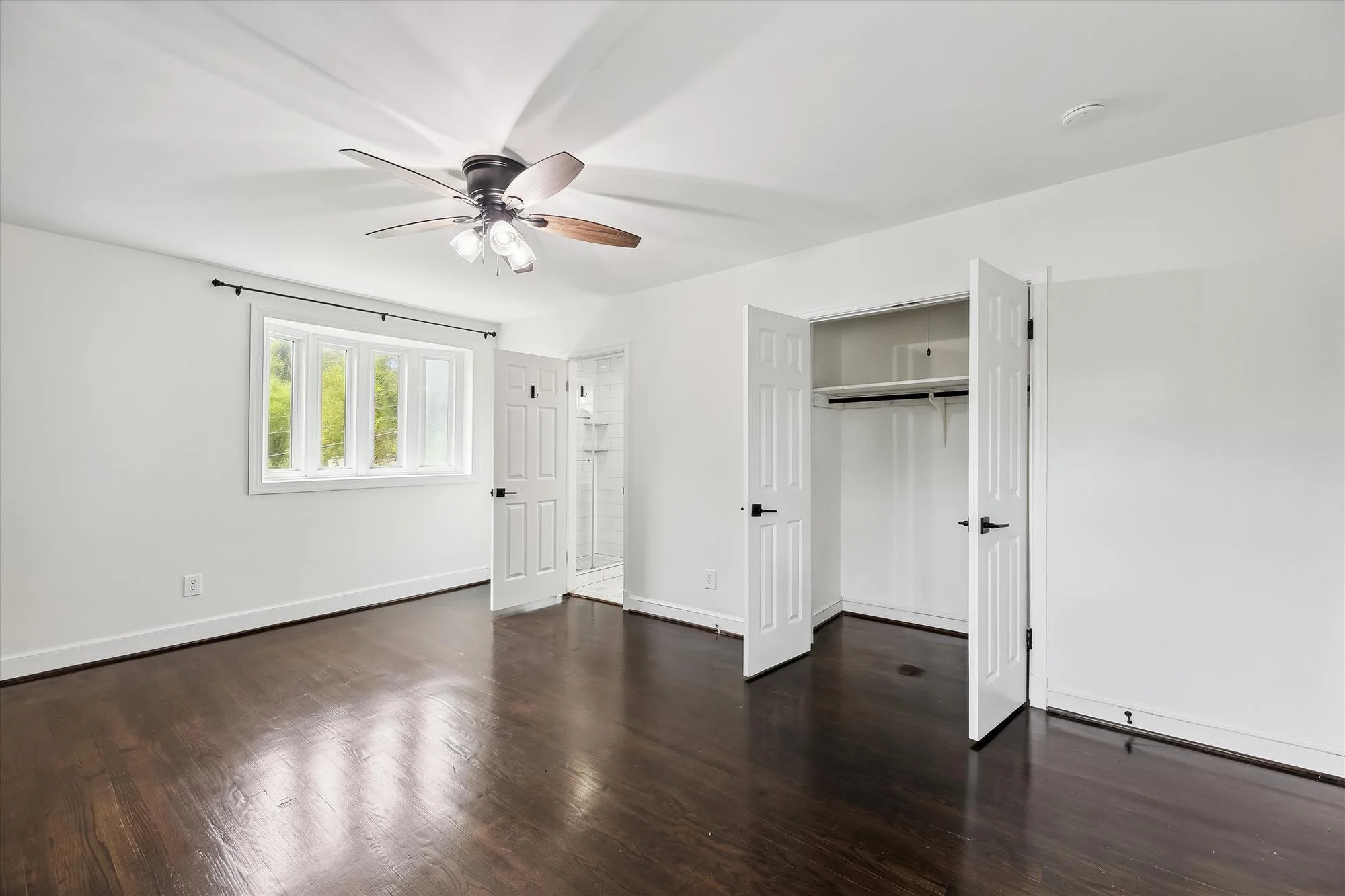 main level-primary bedroom-a9564.jpg