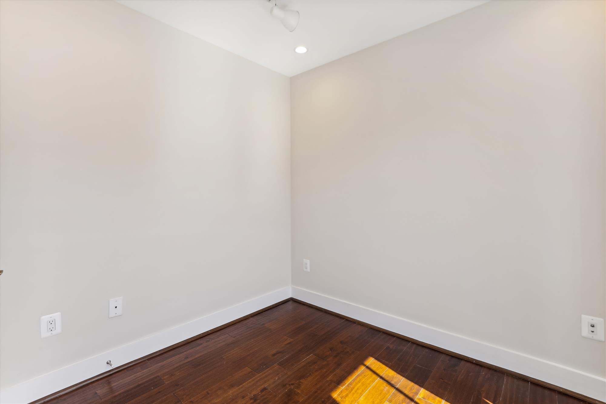 main level-bedroom 2-613a5688.jpg