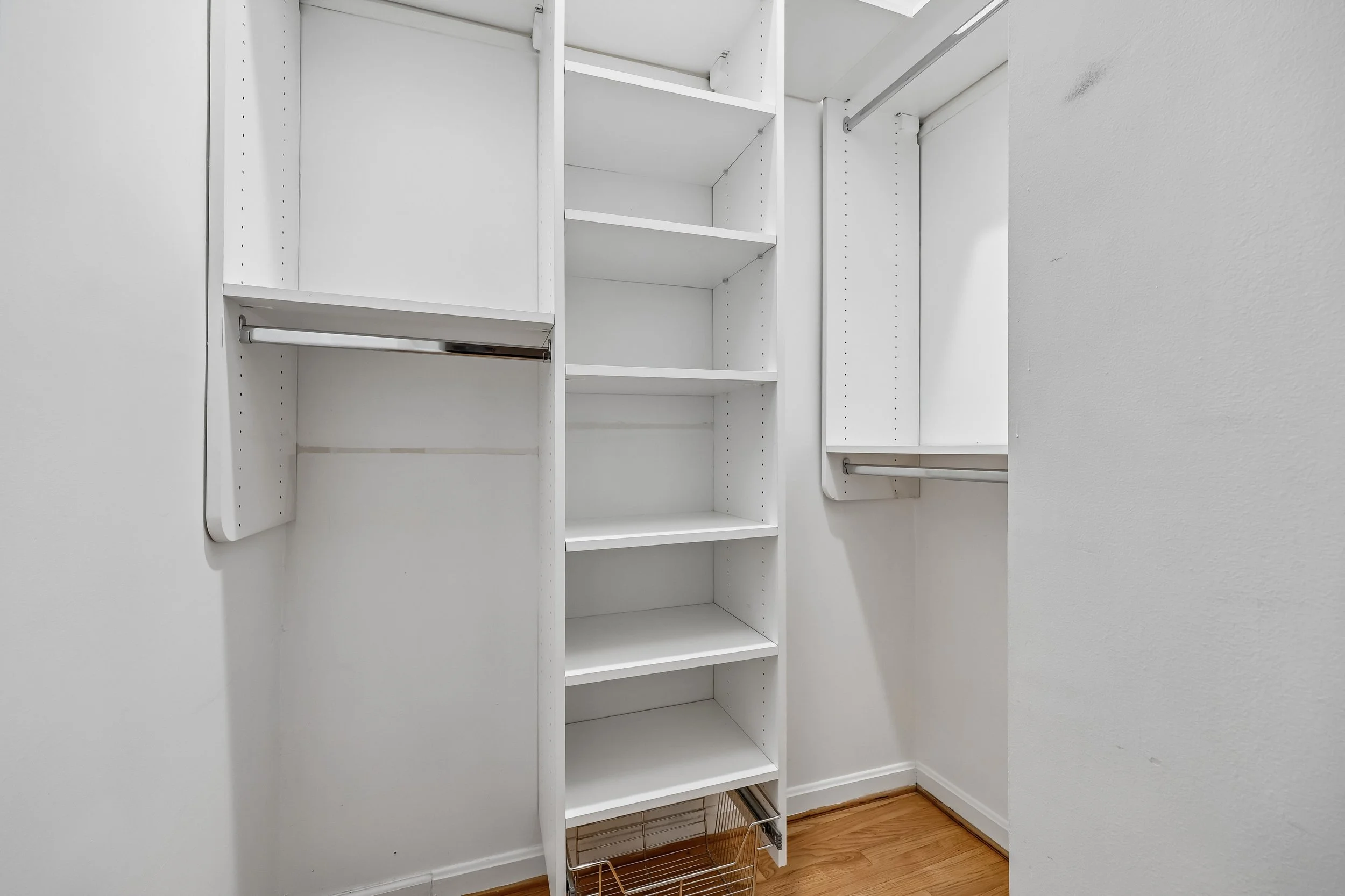 19-Walk In Closet.jpg