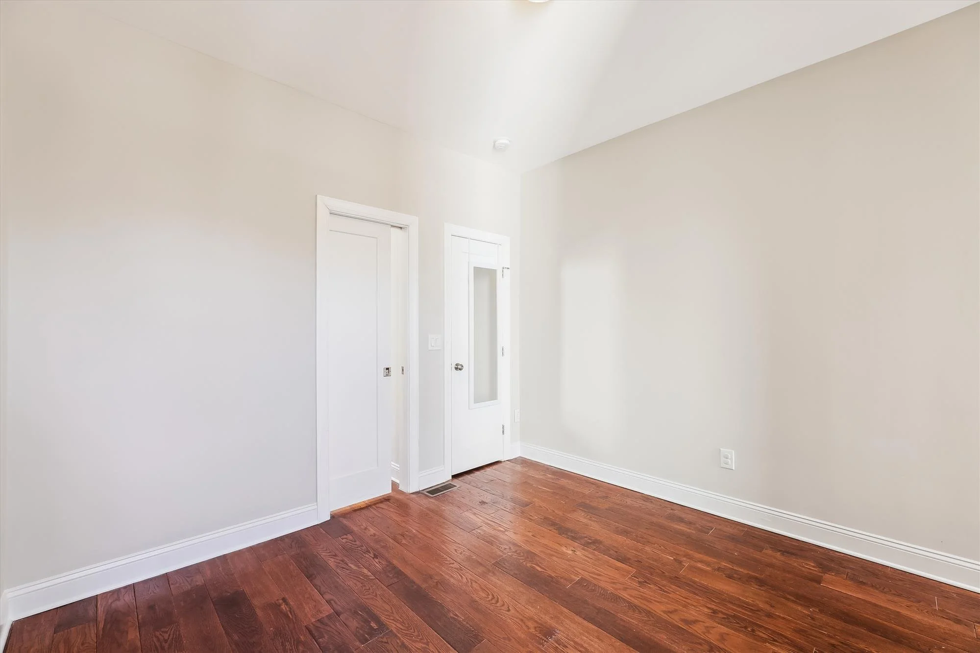 upper level-primary bedroom-a1896.jpg