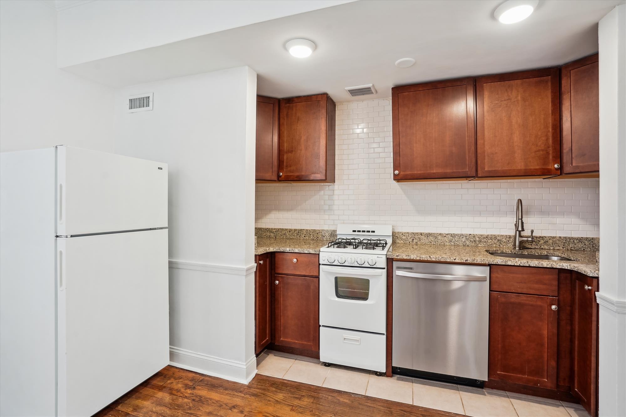 unit b-upper level-kitchen-_dsc0961.jpg