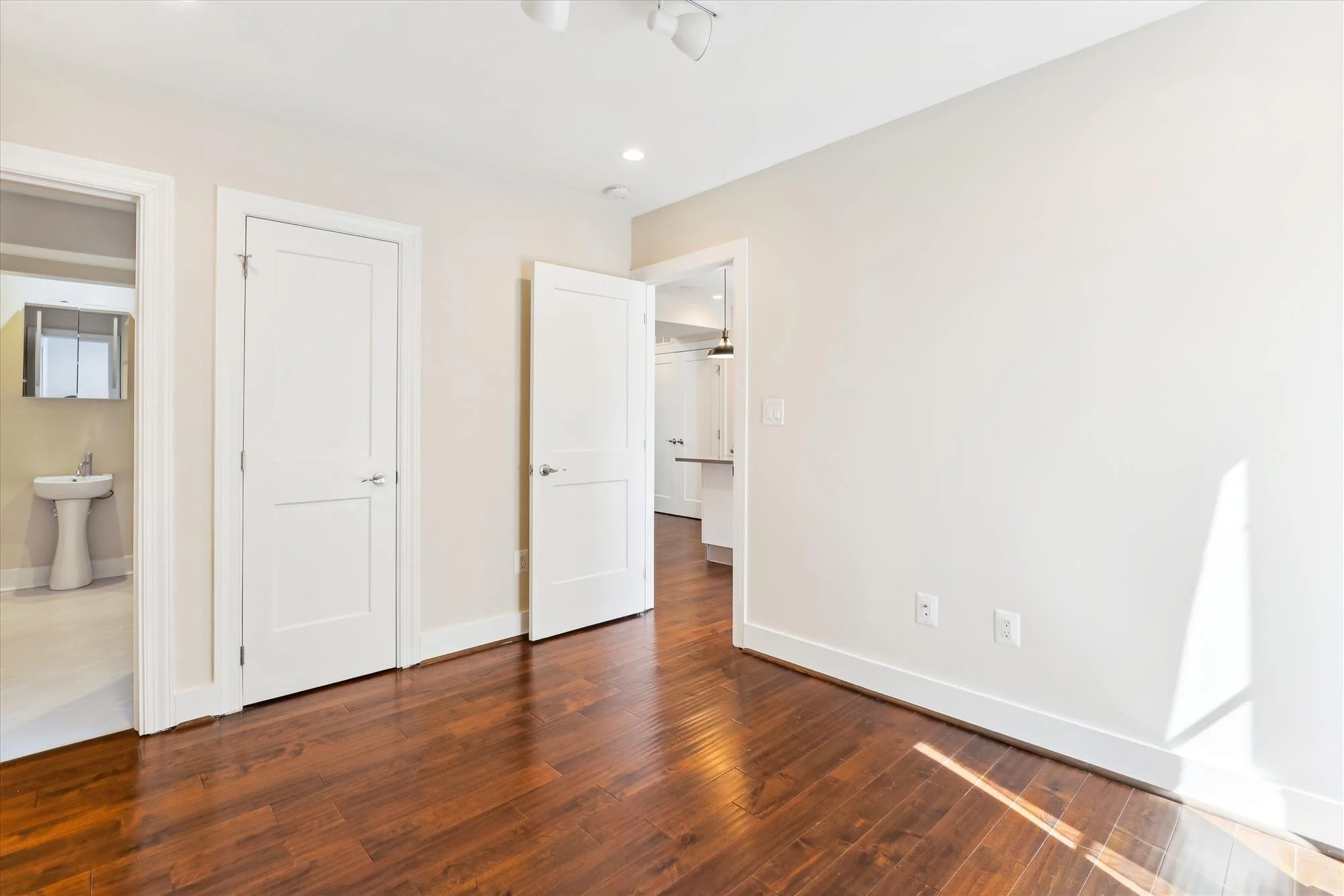 main level-primary bedroom-613a5673.jpg