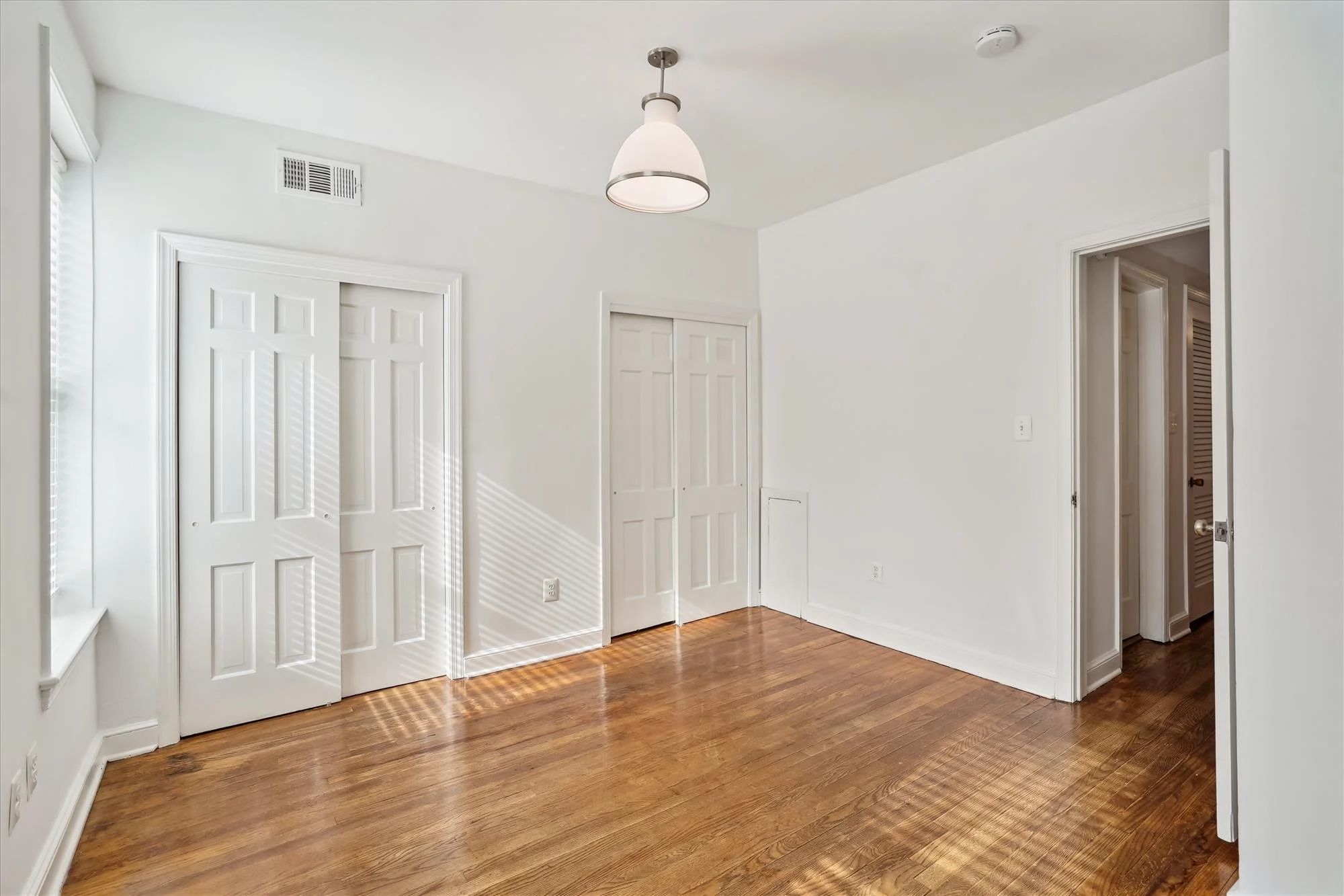 unit b-upper level-bedroom-_dsc0921.jpg