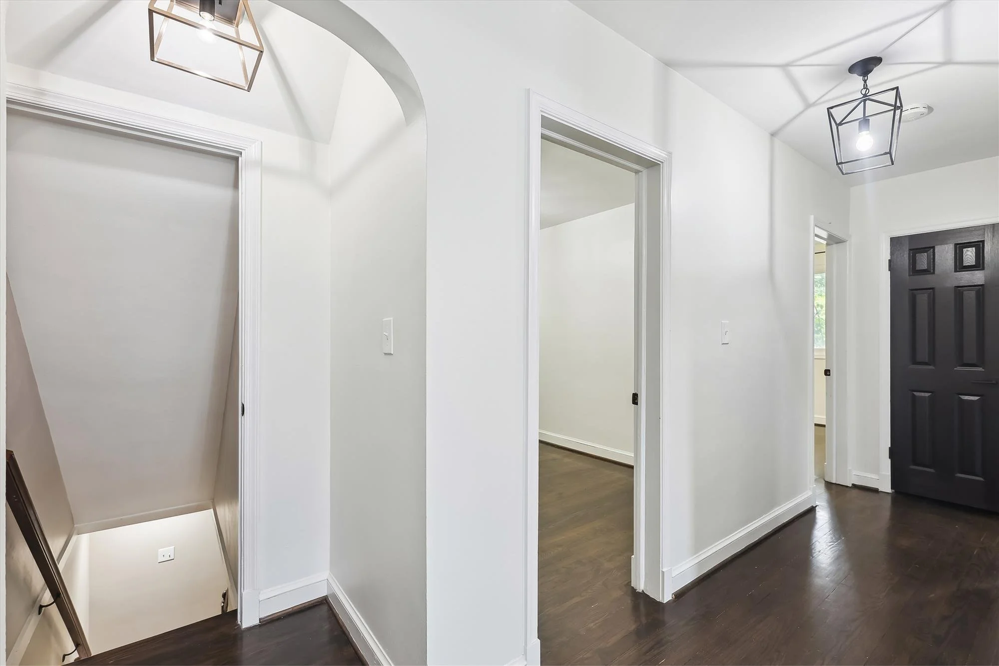 main level-hall-a9509.jpg