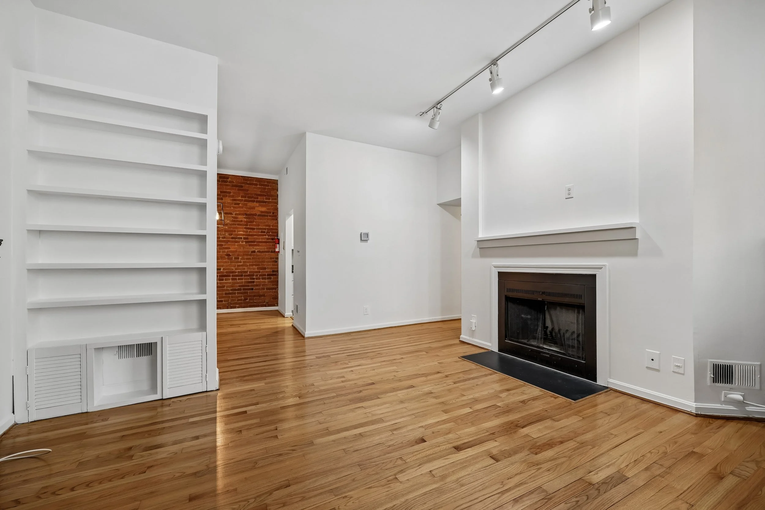 09-Living Room.jpg