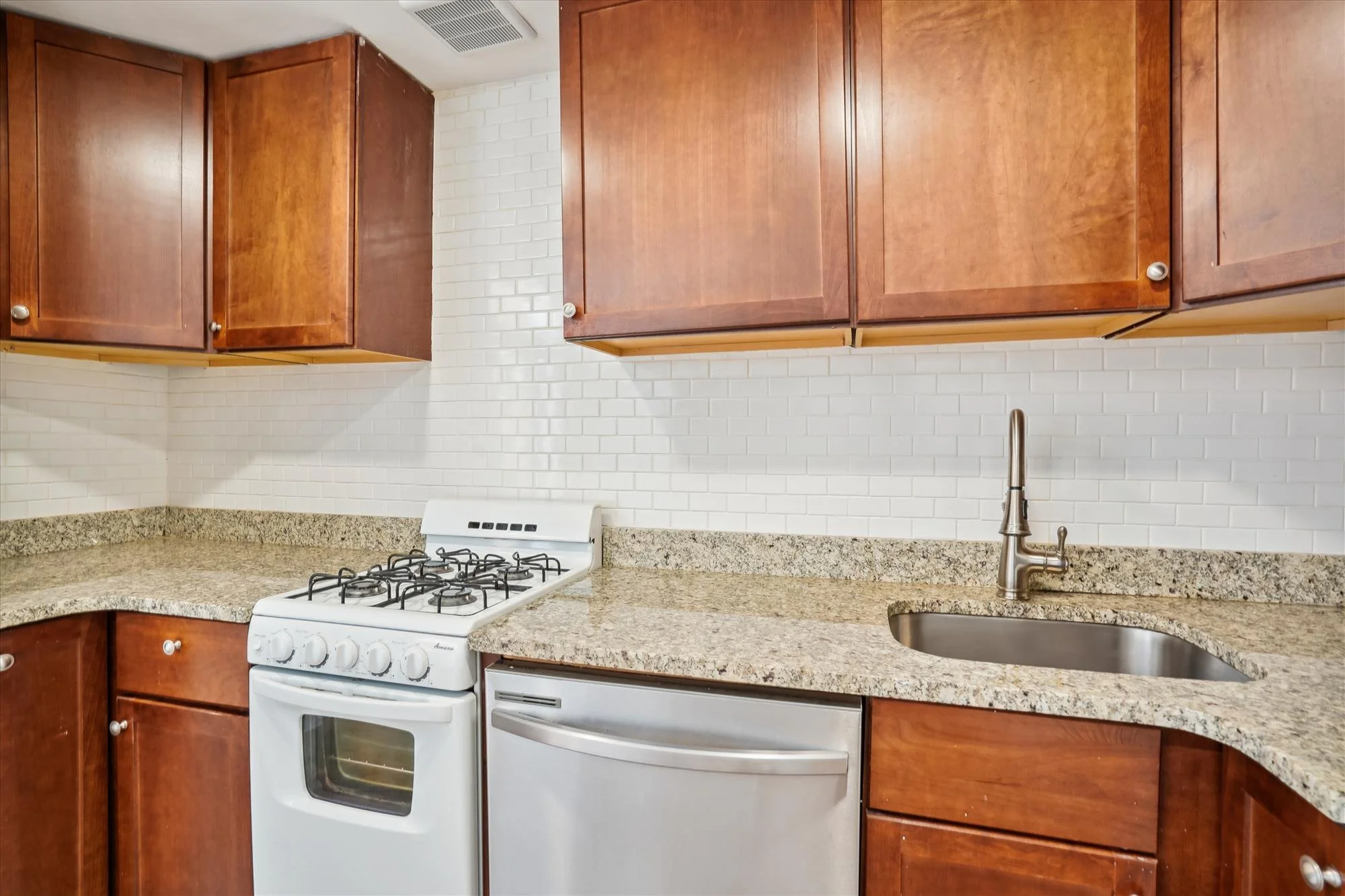 unit b-upper level-kitchen-_dsc0951.jpg