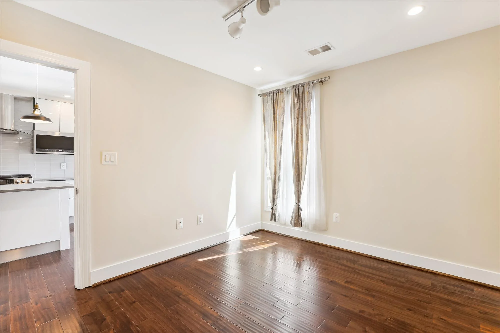 main level-primary bedroom-613a5668.jpg