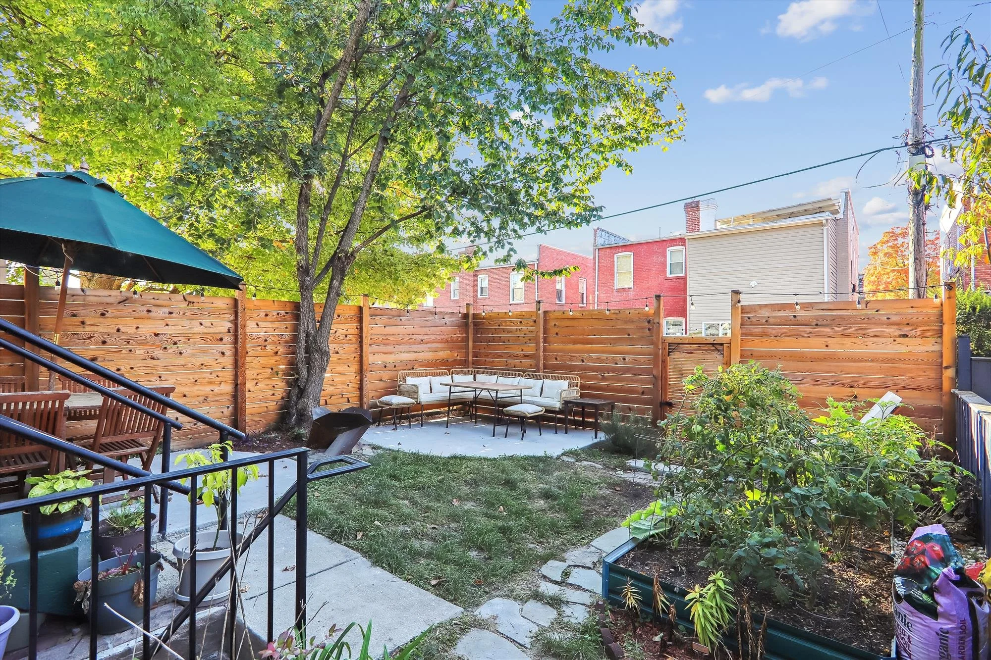 exterior-back yard-img_0022.jpg