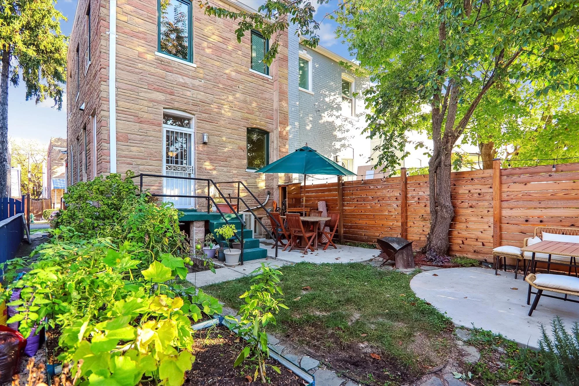 exterior-back yard-img_0025.jpg