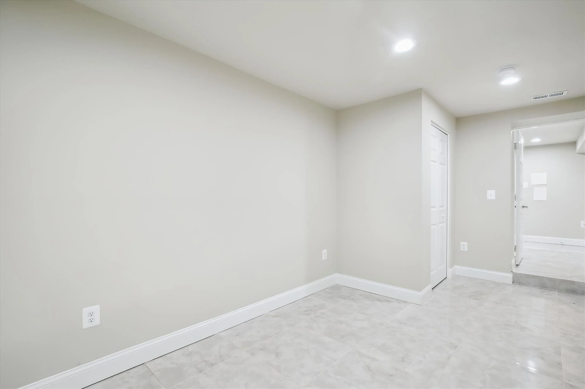 lower level-bedroom-_mg_7312.jpg