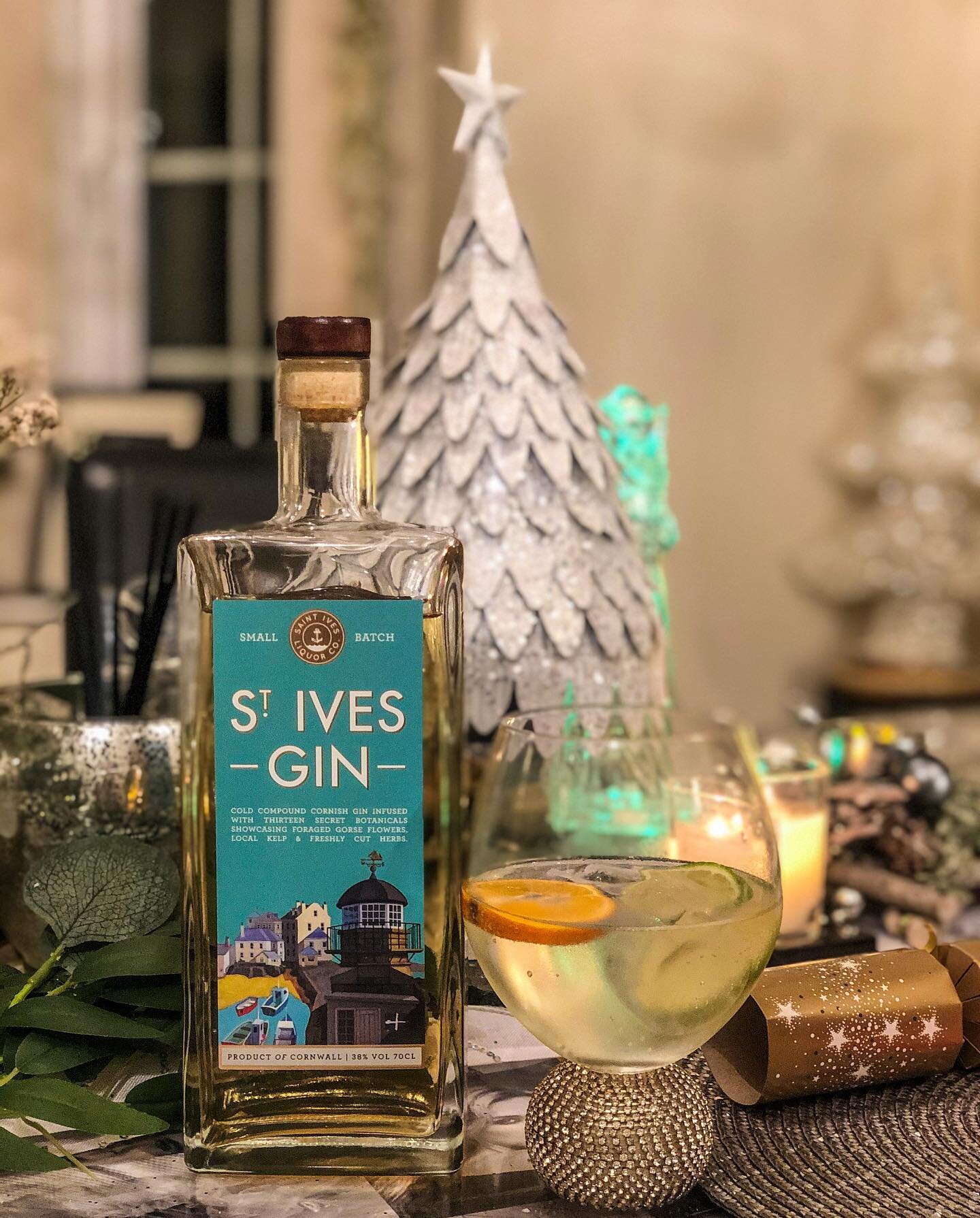 Staying in the festive spirit with @stivesliquorco 💫