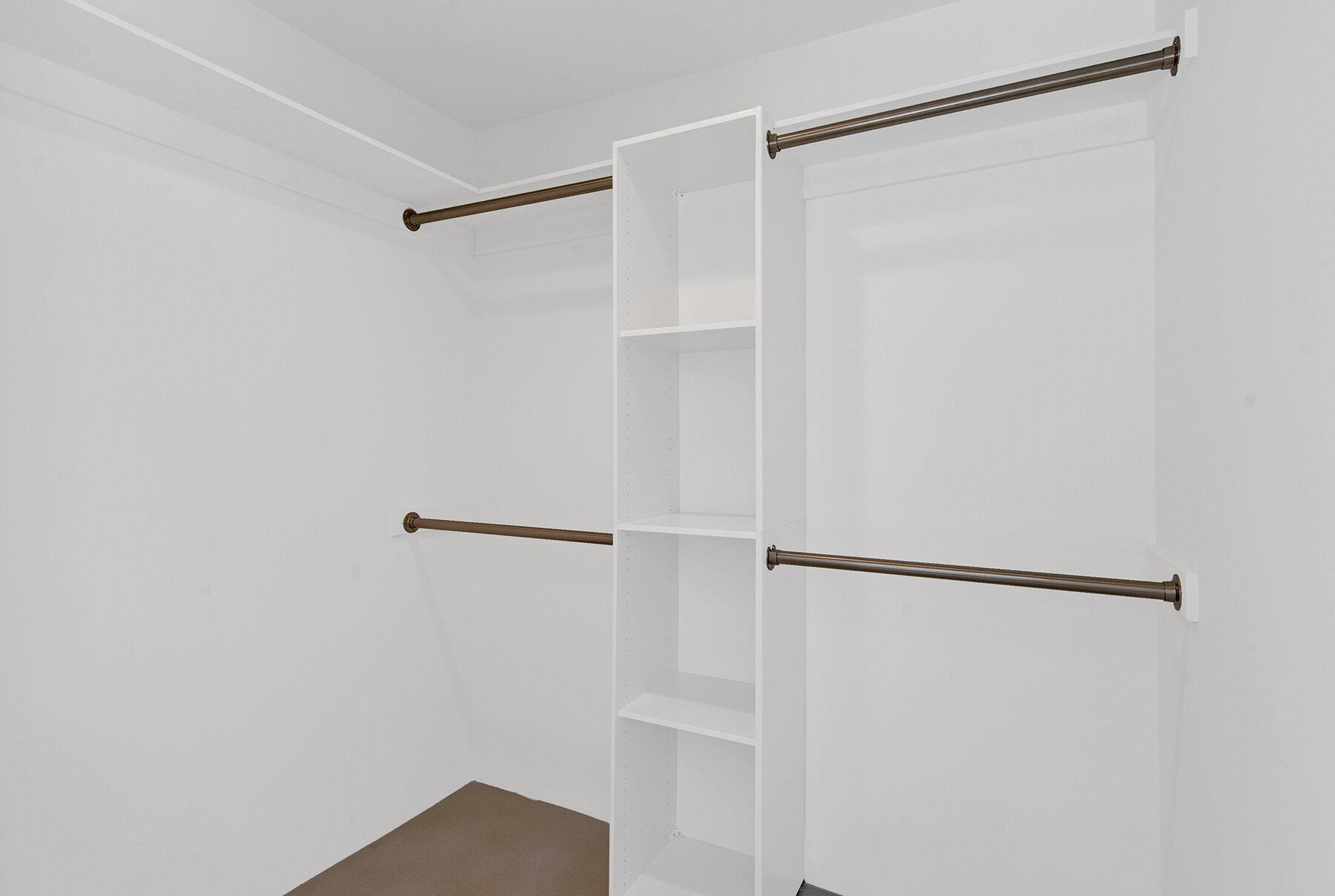 MASTER WALK IN CLOSET MLS.jpg
