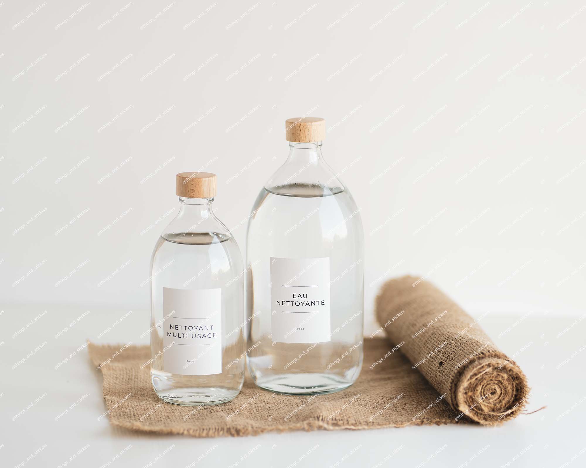 Bouteille de savon liquide avec bouchon en bois naturel. — THINGS