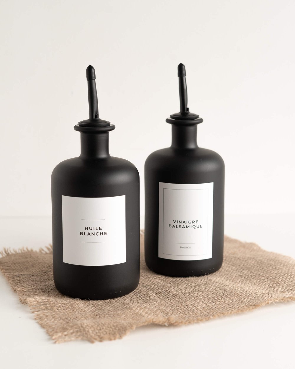 Bouteille noire huile et vinaigre noire avec bec noir matte assorti et  étiquette personnalisée — THINGS and STICKERS