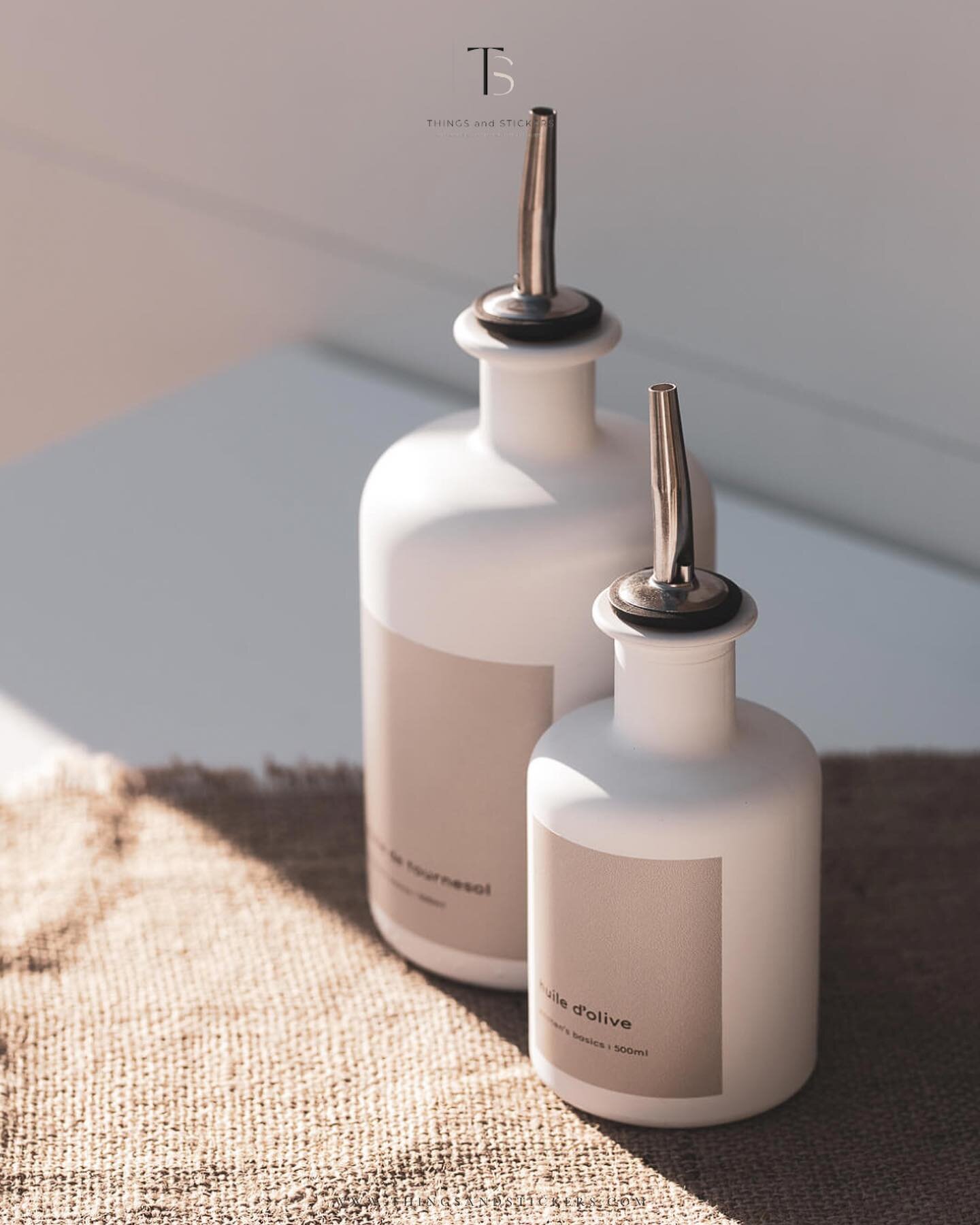 ✨ Nouveaut&eacute; en cuisine ! ✨ 
Dites bonjour &agrave; l'&eacute;l&eacute;gance avec nos nouvelles bouteilles &agrave; huile blanches 🤍.

 Disponibles en 200ml, 500ml et 700ml, elles sont &eacute;quip&eacute;es d'un bec verseur anti-goutte pour u