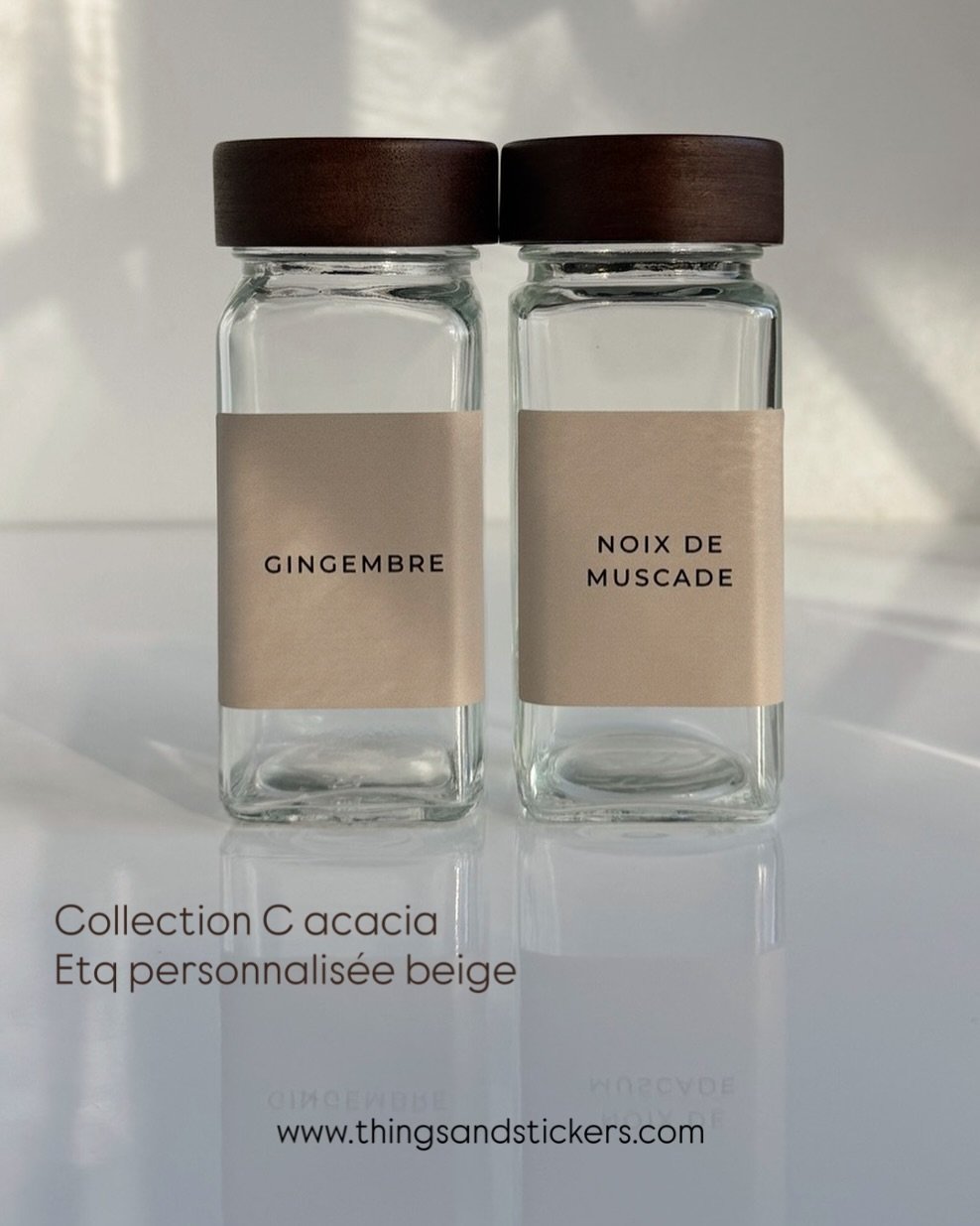 Pots &agrave; &eacute;pices collection c acacia avec de jolies &eacute;tiquettes beiges personnalis&eacute;es 🌺@disponible sur la boutique. 
Lien en bio 🛒