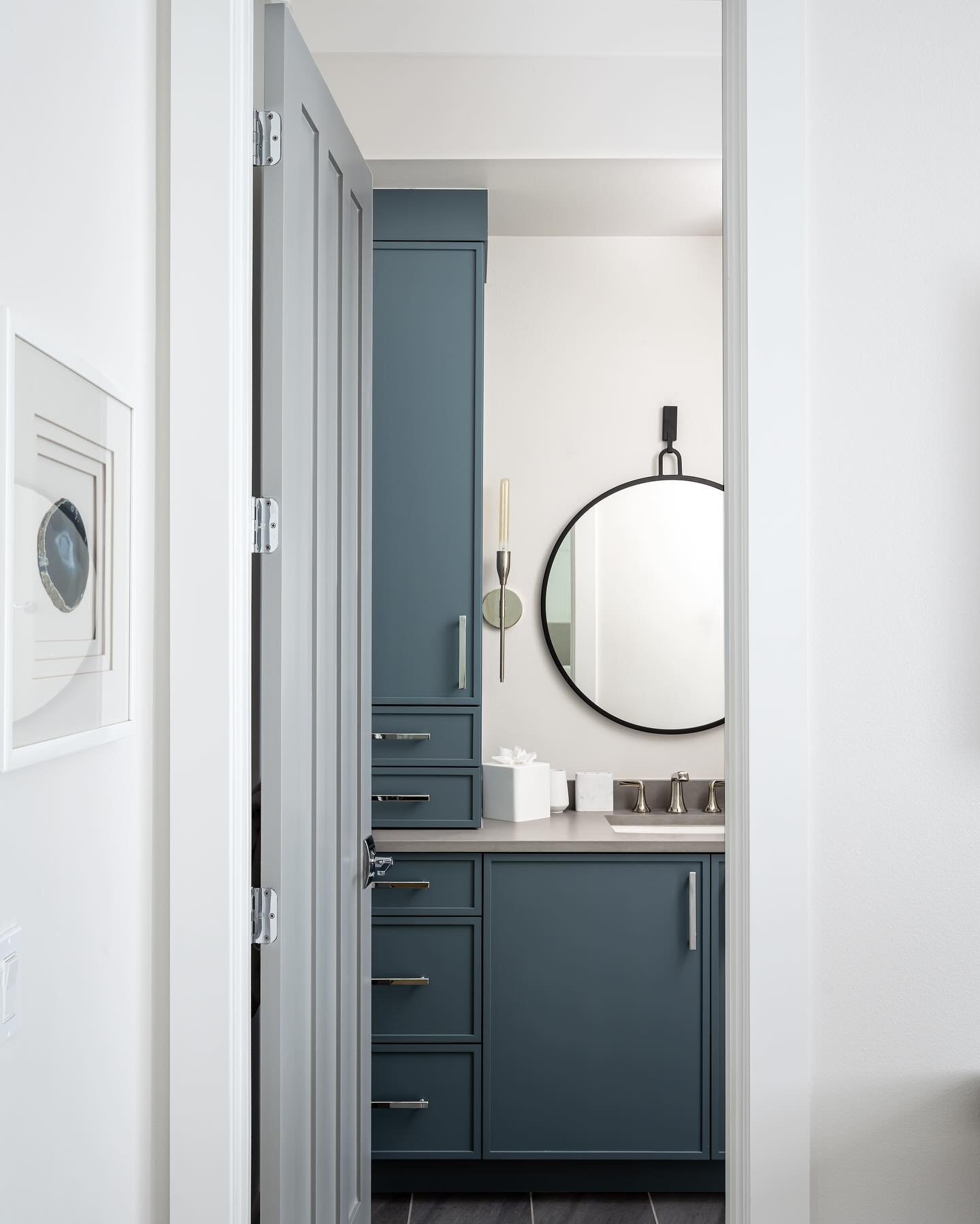 We are absolutely loving the stunning, eye-catching shade of bright blue that has been used to add a pop of color to this guest bathroom. The color not only provides a gorgeous and upbeat appearance to the space, but also creates a cheerful and invit