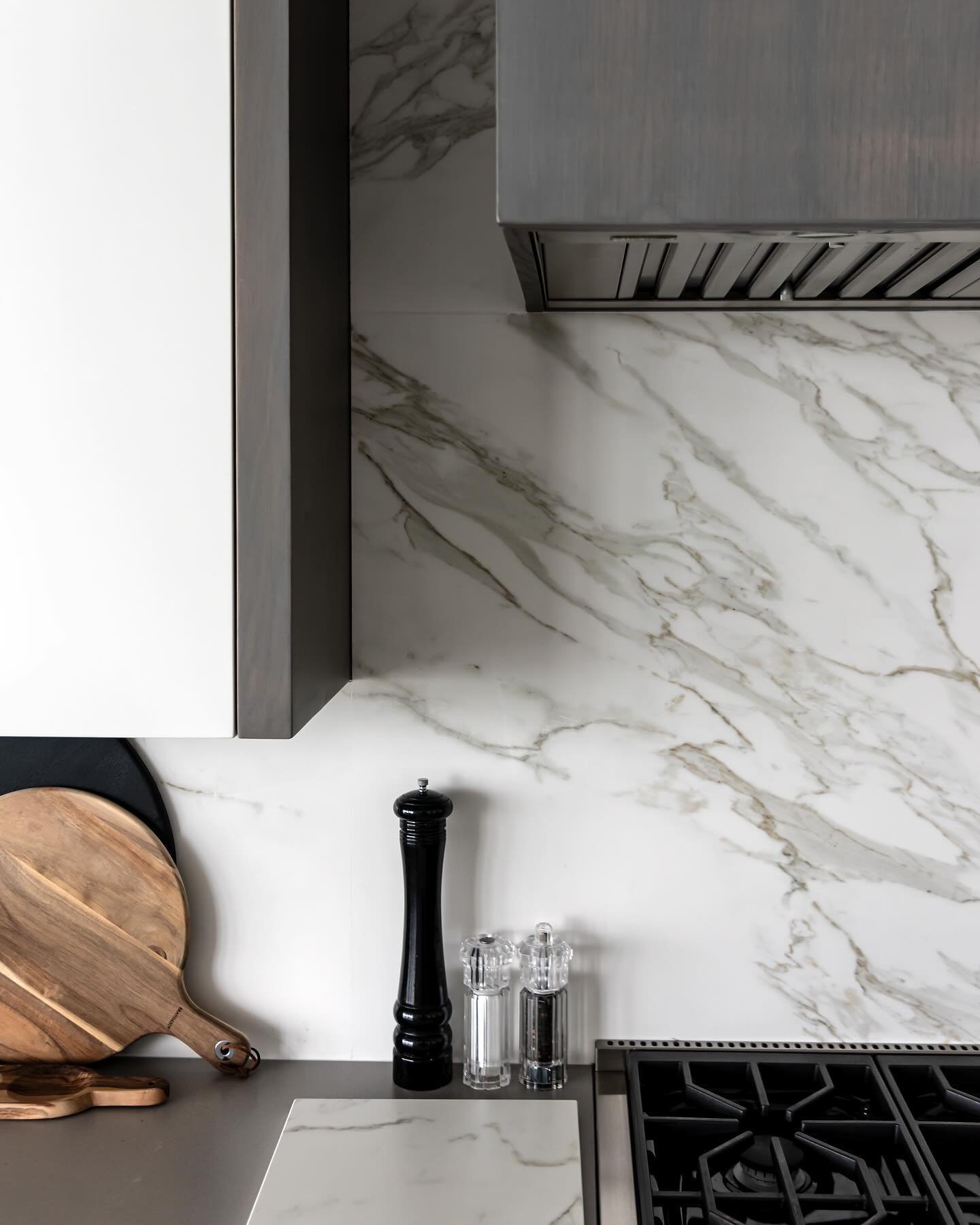 Enjoy some gorgeous Kitchen details and closeups from our lovely #ByTheBay project. 

Project: By The Bay
Designer: @emcyinteriordesign @chloeharlanreynolds @meg_carson 
Photographer: @thelaurahenry 

#kitchen #kitchendesign #details #interiordesign 